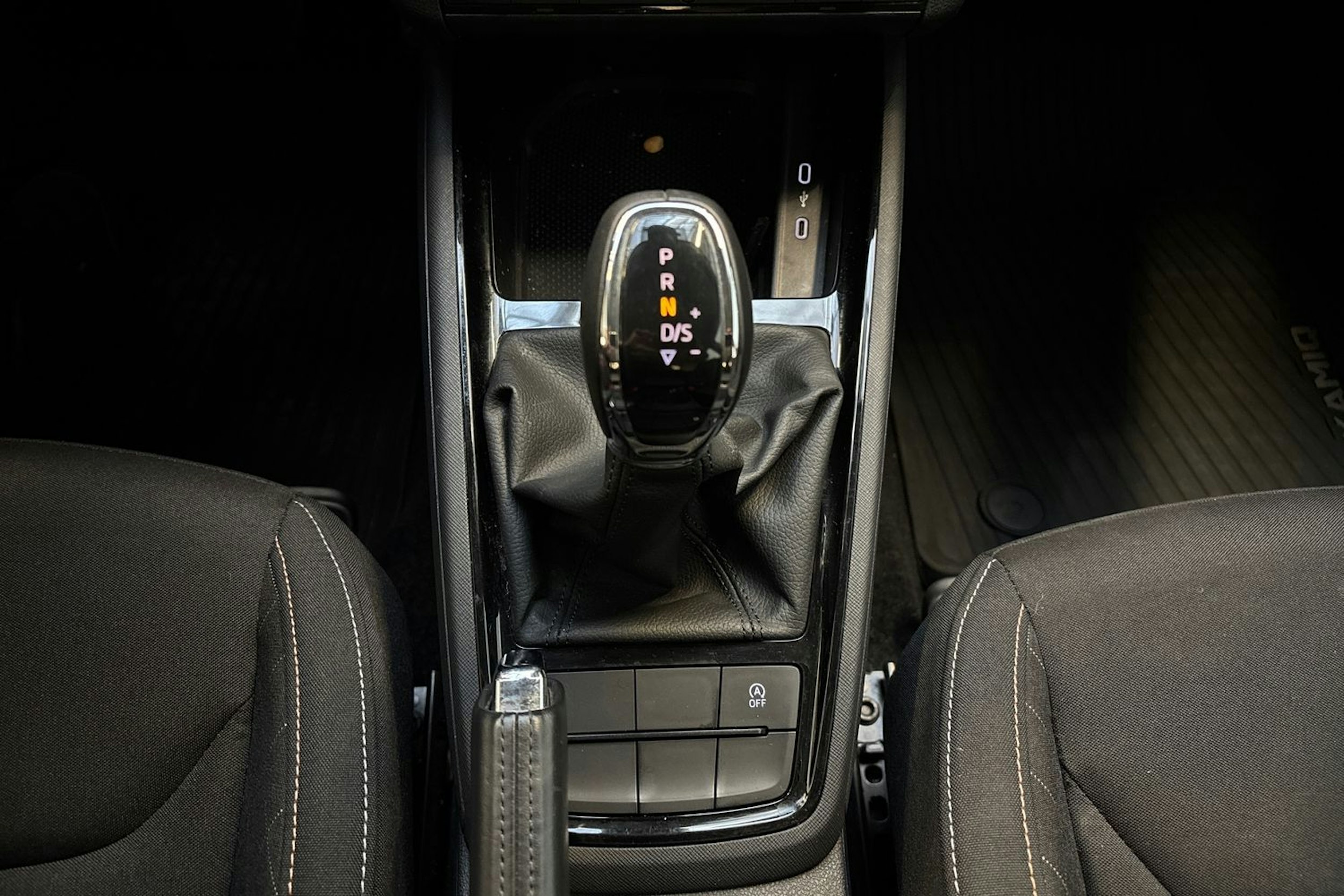 met. harmaa Skoda Kamiq 2022 kuva 22.