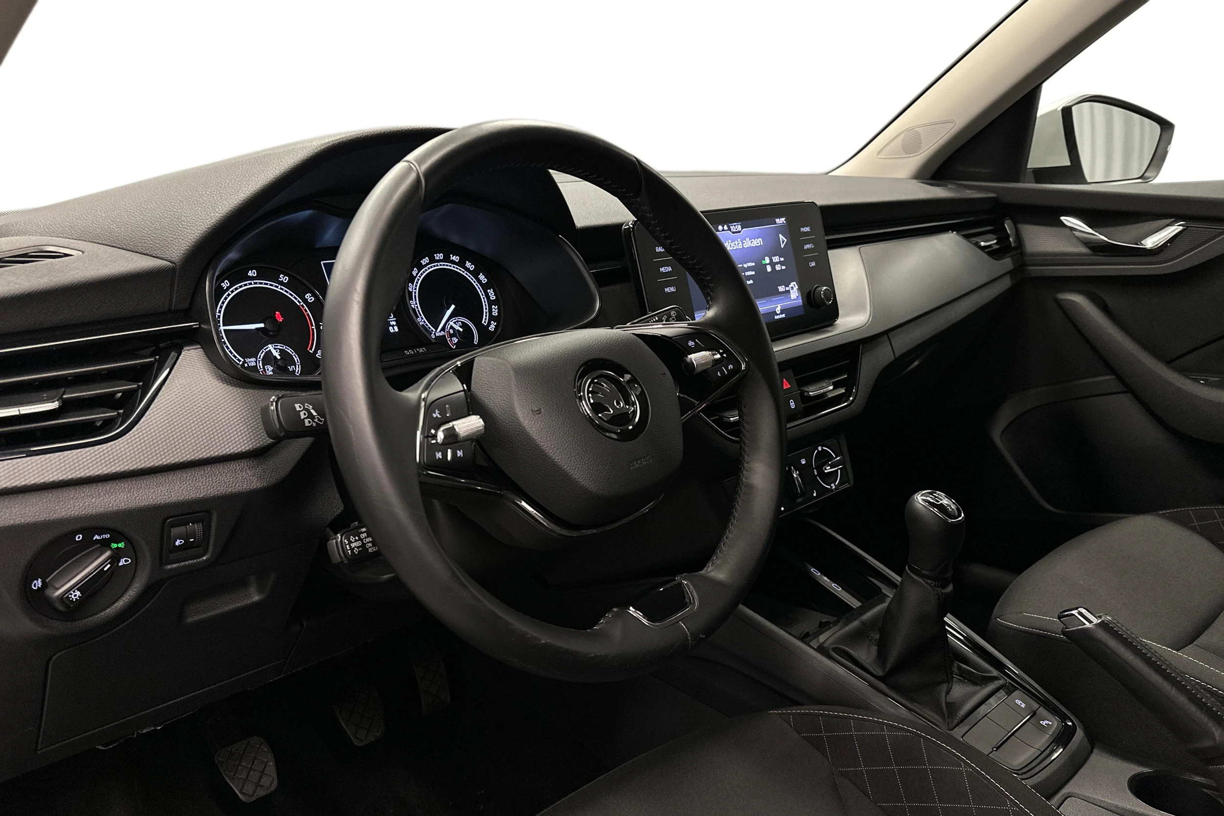 valkoinen Skoda Kamiq 2022 kuva 8.