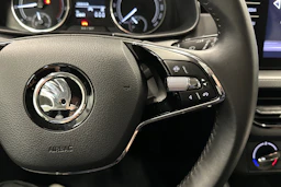 valkoinen Skoda Kamiq 2022 kuva 16.