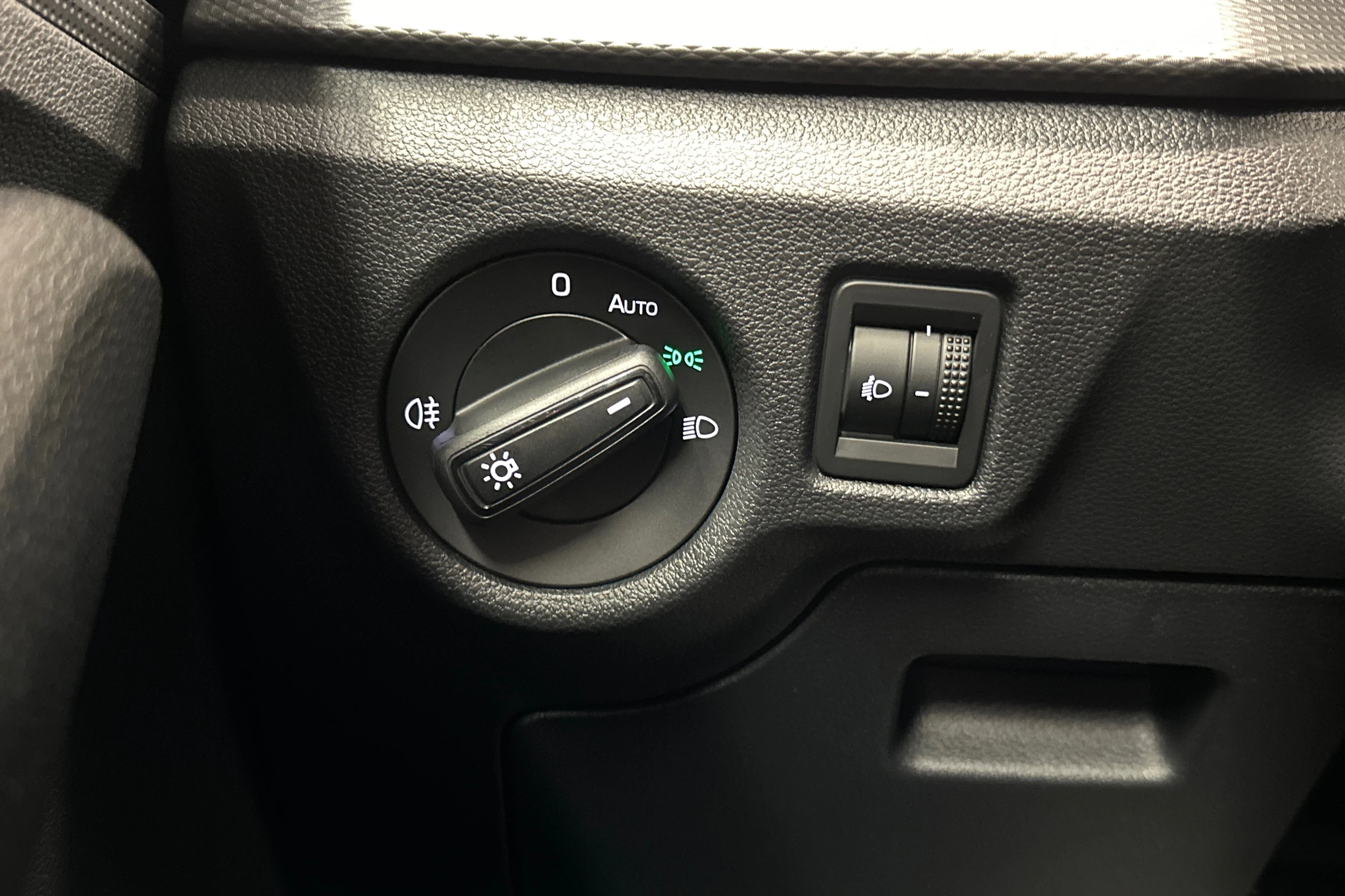 valkoinen Skoda Kamiq 2022 kuva 18.