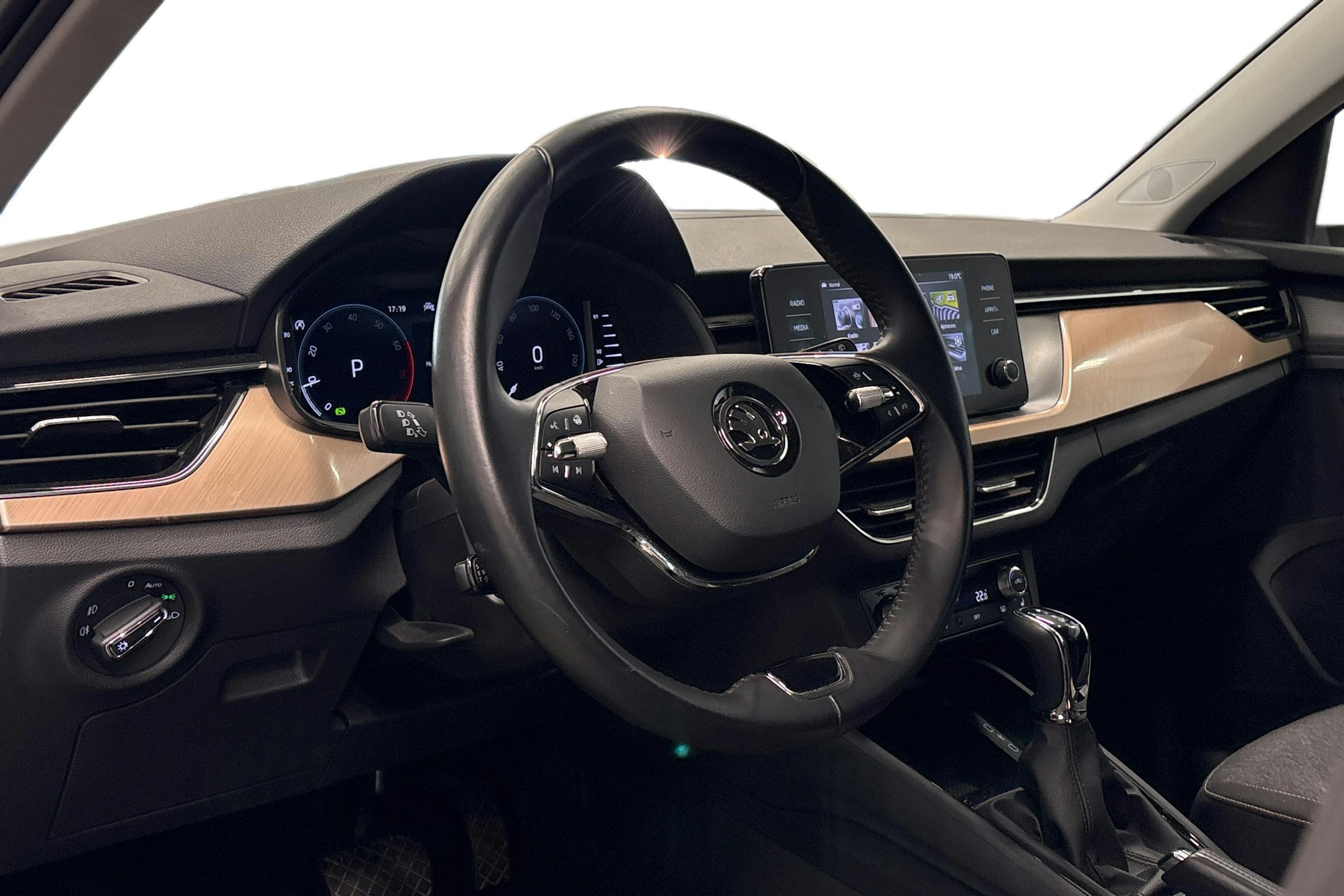 valkoinen Skoda Kamiq 2023 kuva 3.