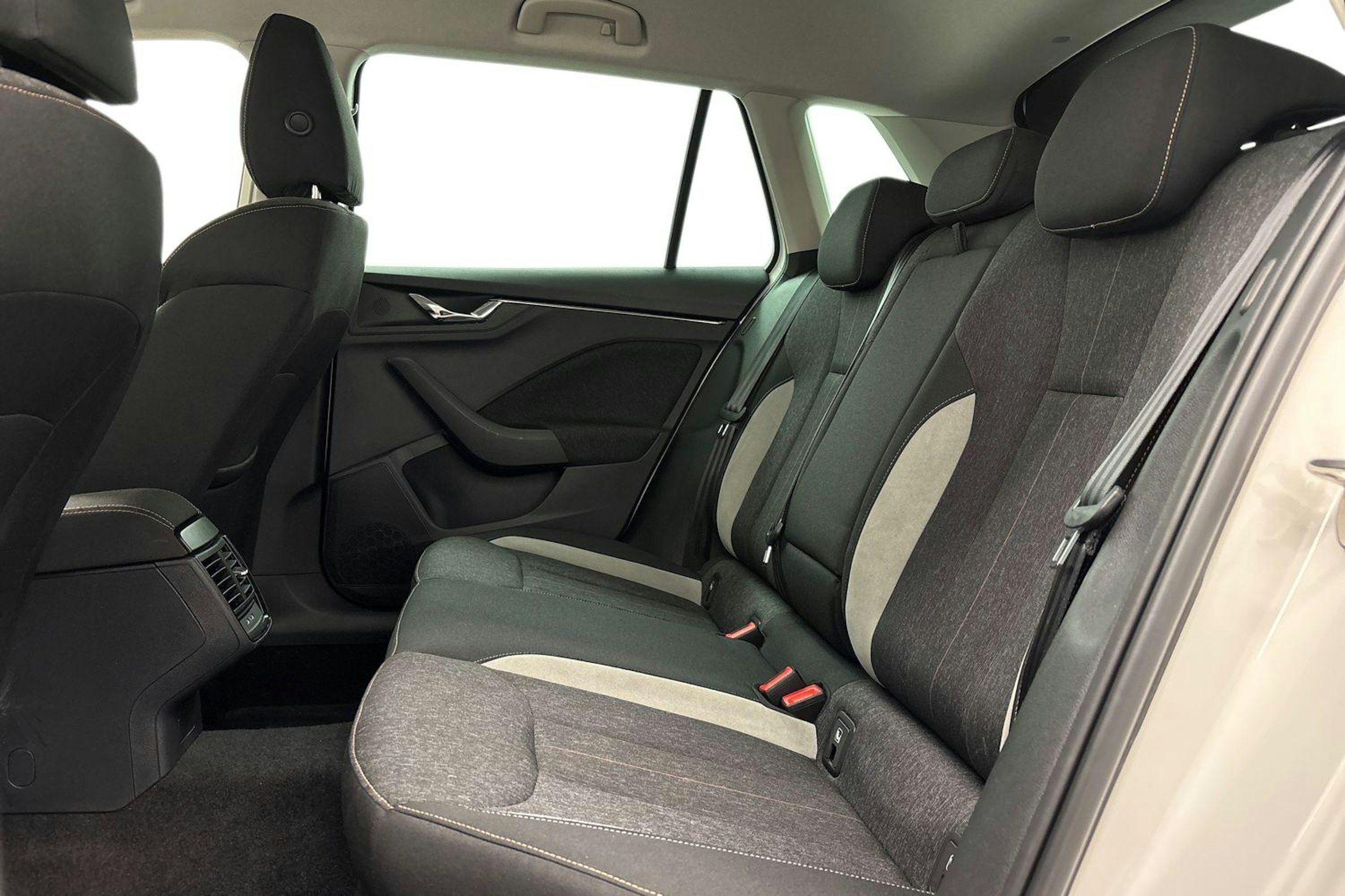 valkoinen Skoda Kamiq 2023 kuva 10.