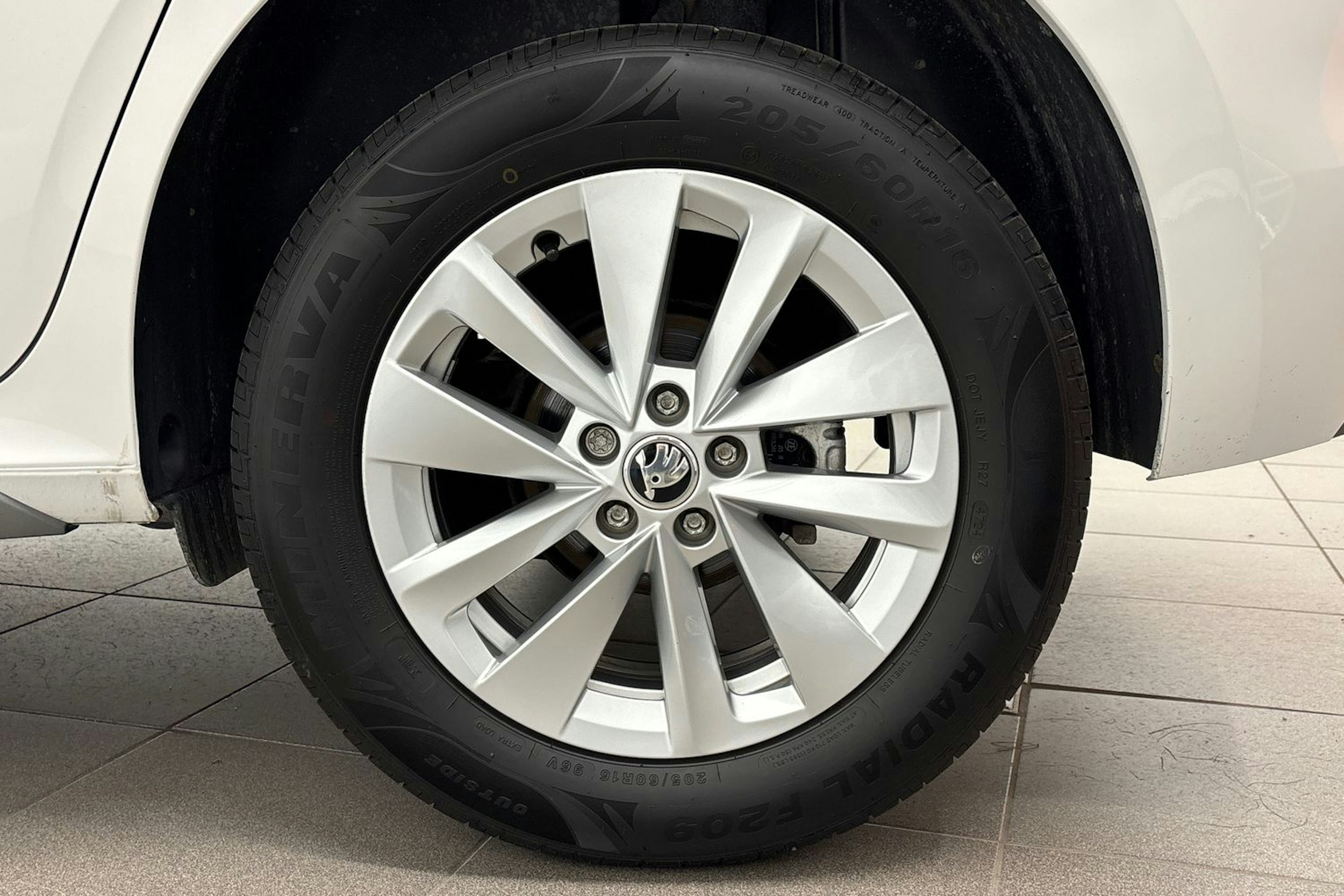 valkoinen Skoda Kamiq 2023 kuva 11.