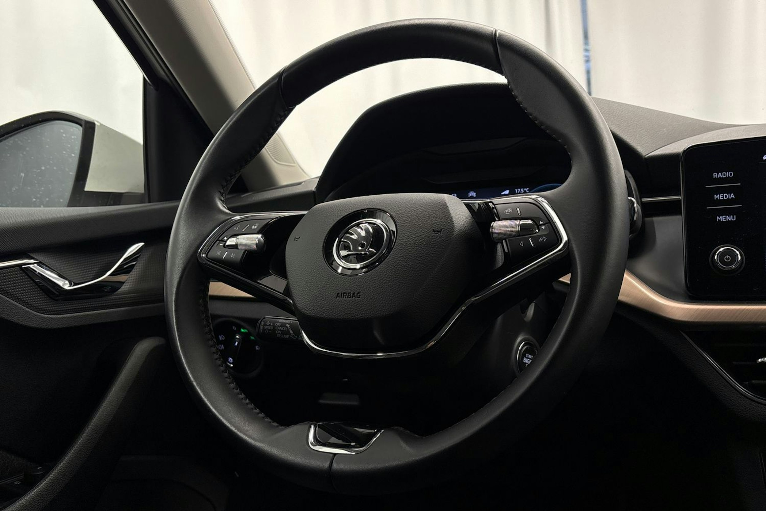 valkoinen Skoda Kamiq 2023 kuva 15.