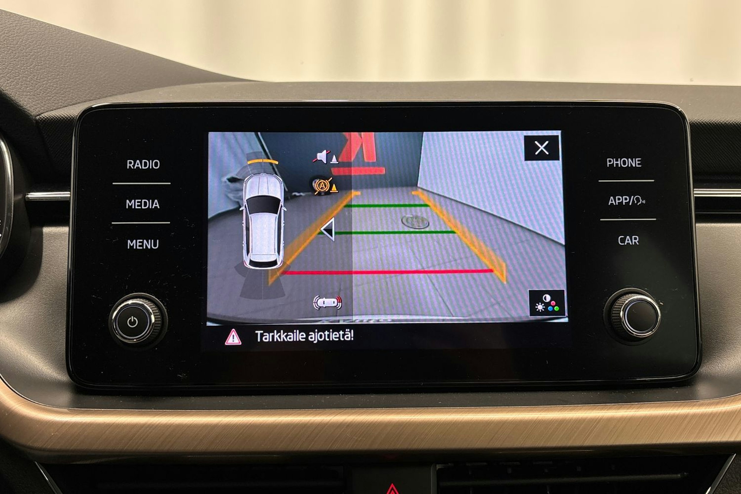 valkoinen Skoda Kamiq 2023 kuva 20.