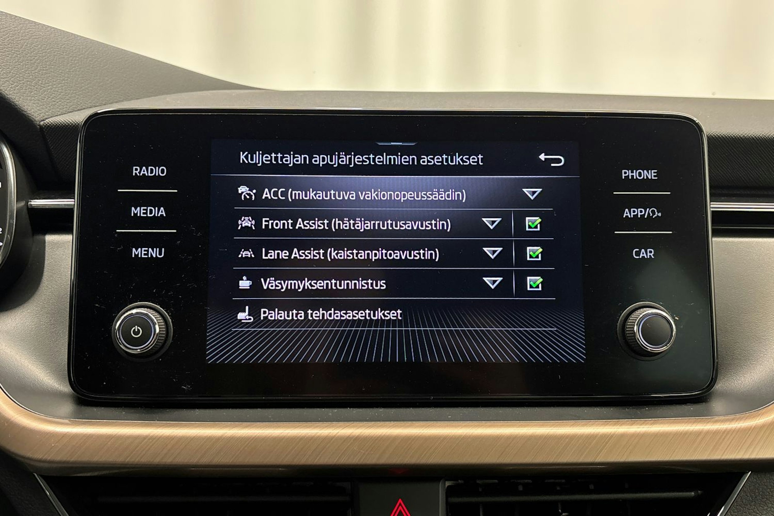 valkoinen Skoda Kamiq 2023 kuva 21.