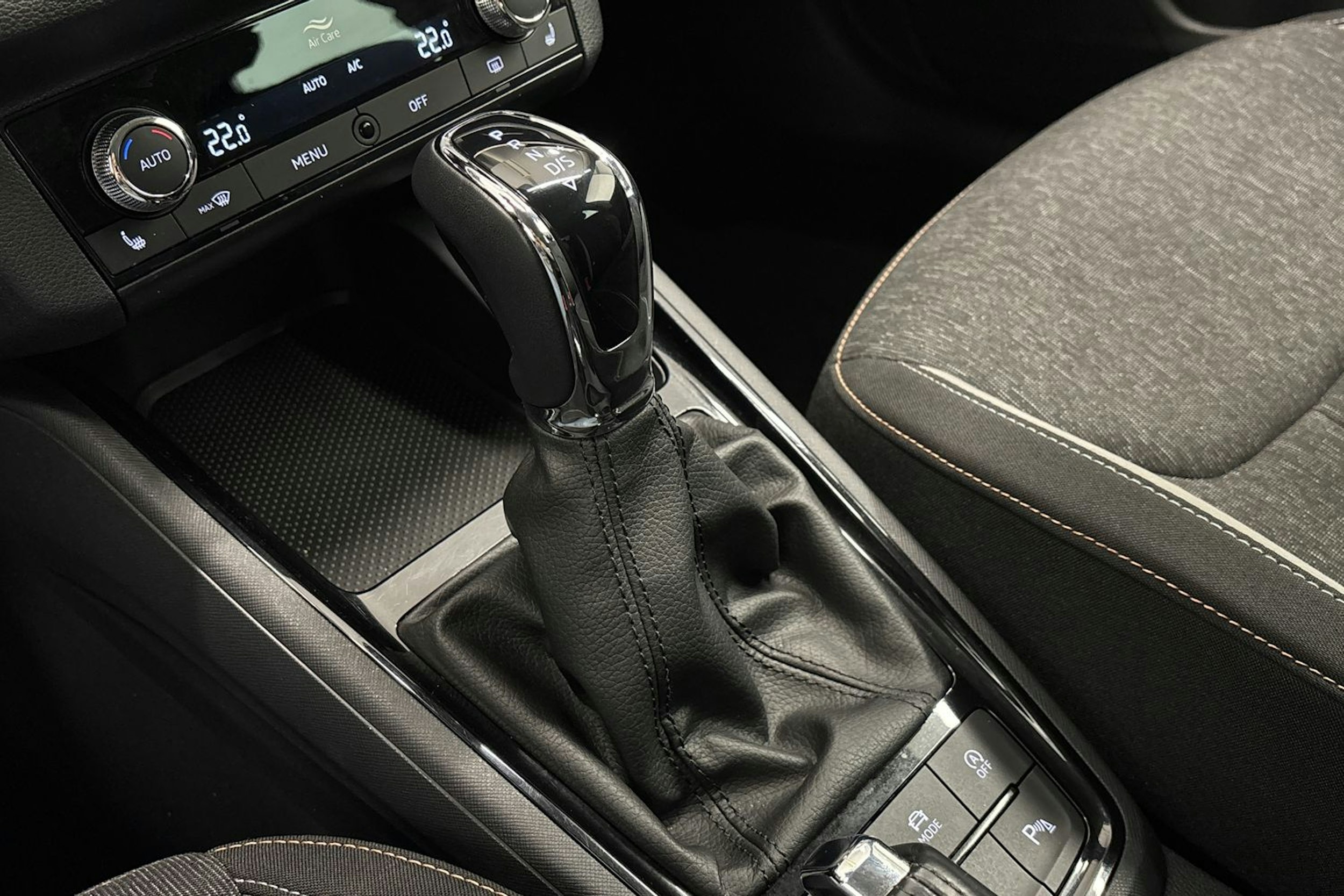 valkoinen Skoda Kamiq 2023 kuva 23.