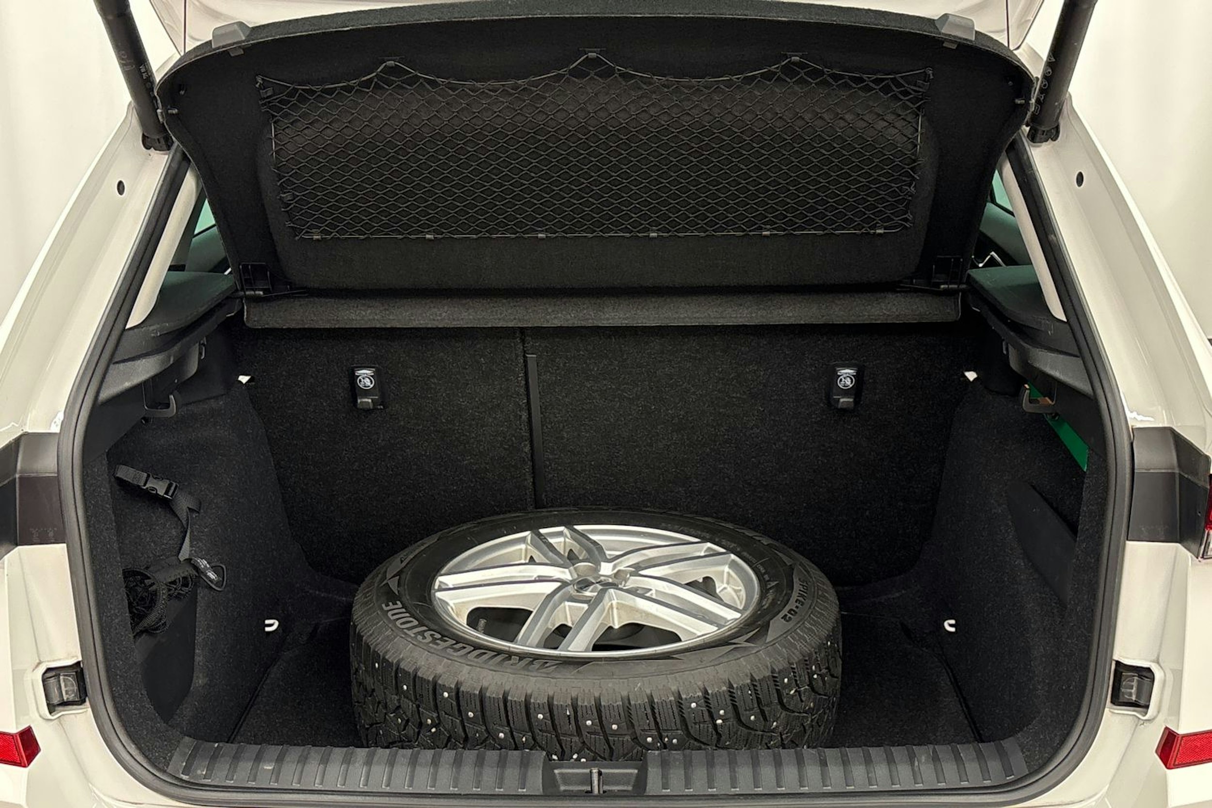 valkoinen Skoda Kamiq 2023 kuva 24.