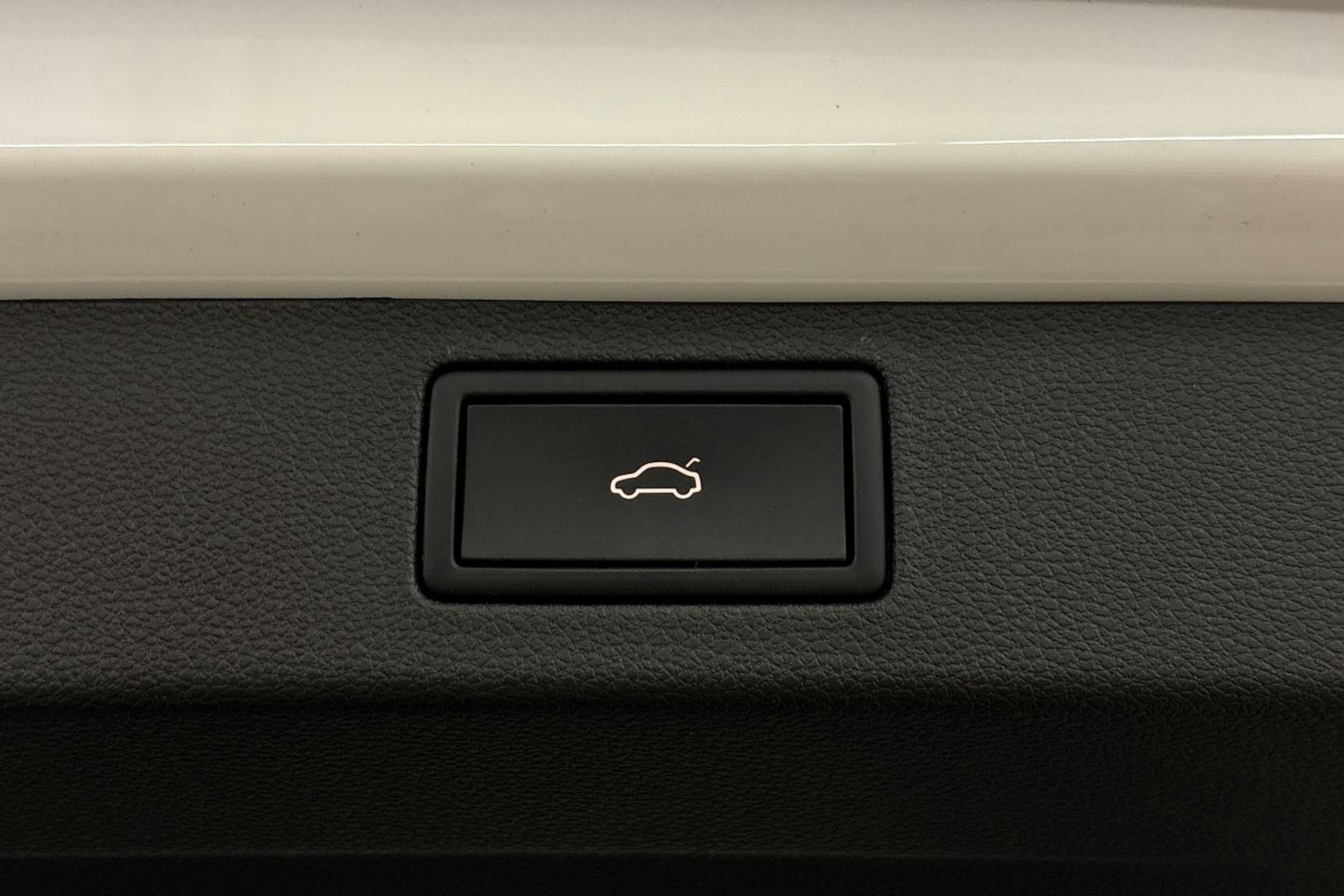 valkoinen Skoda Kamiq 2023 kuva 25.