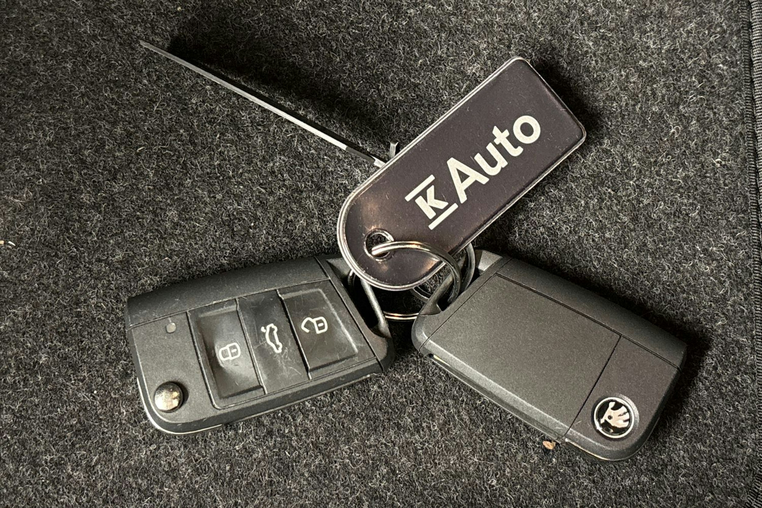 valkoinen Skoda Kamiq 2023 kuva 26.