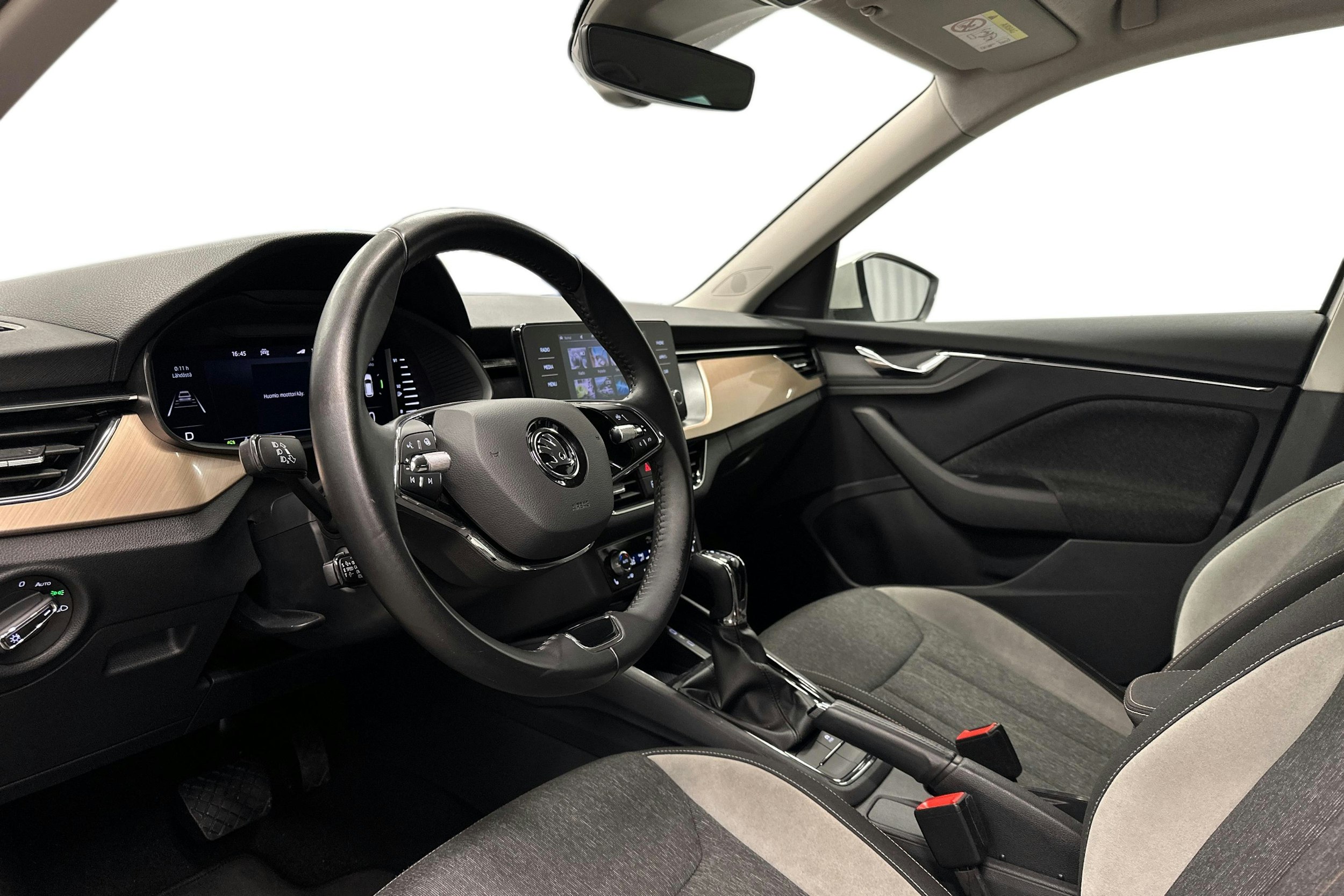 valkoinen Skoda Kamiq 2023 kuva 7.