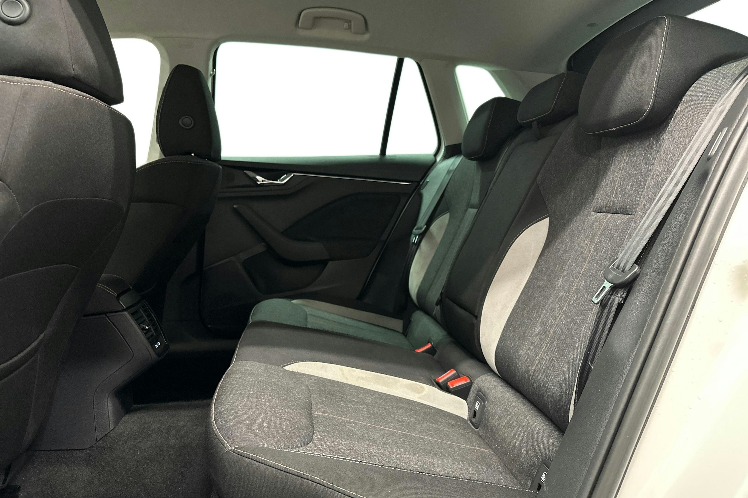 valkoinen Skoda Kamiq 2023 kuva 10.