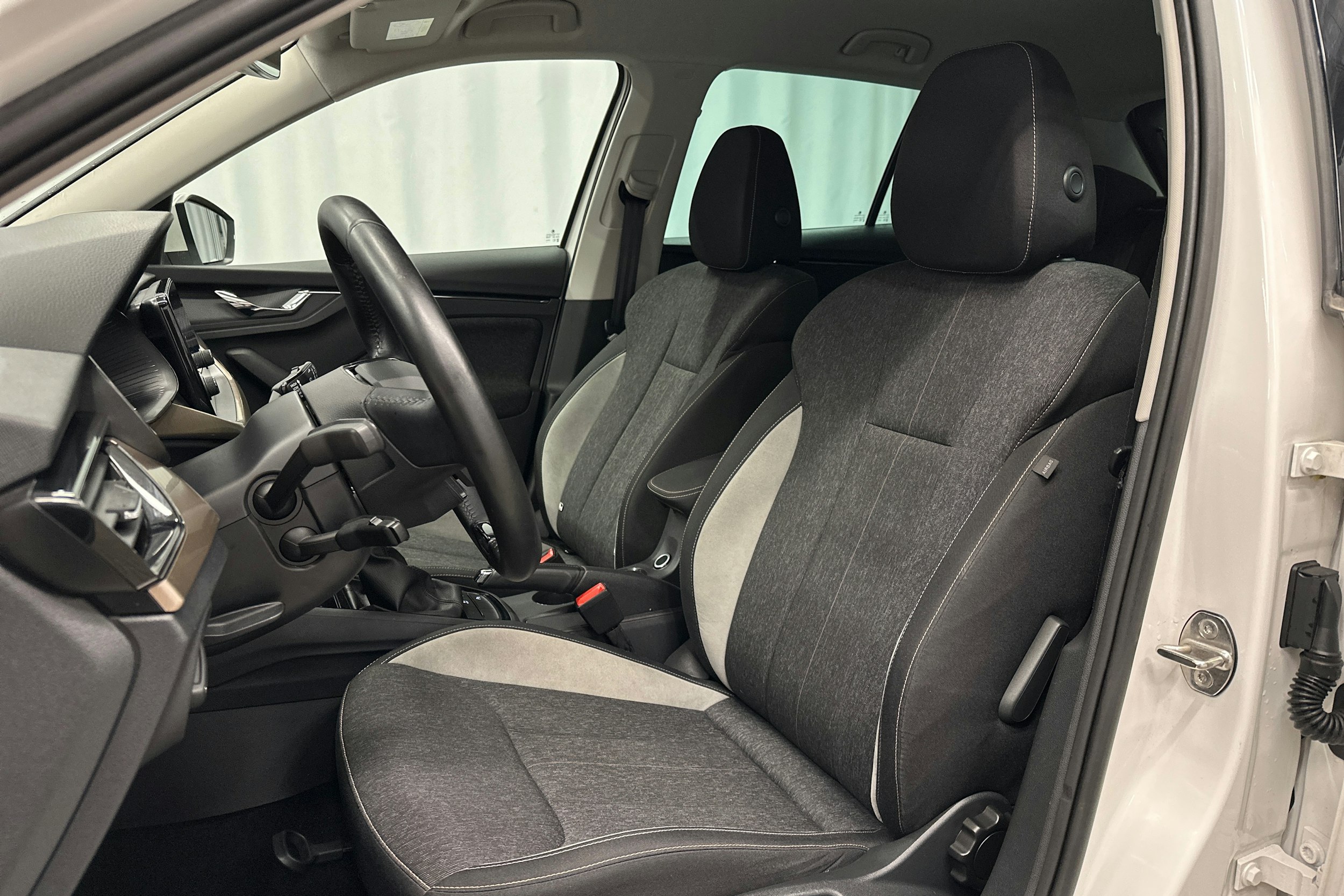 valkoinen Skoda Kamiq 2023 kuva 16.