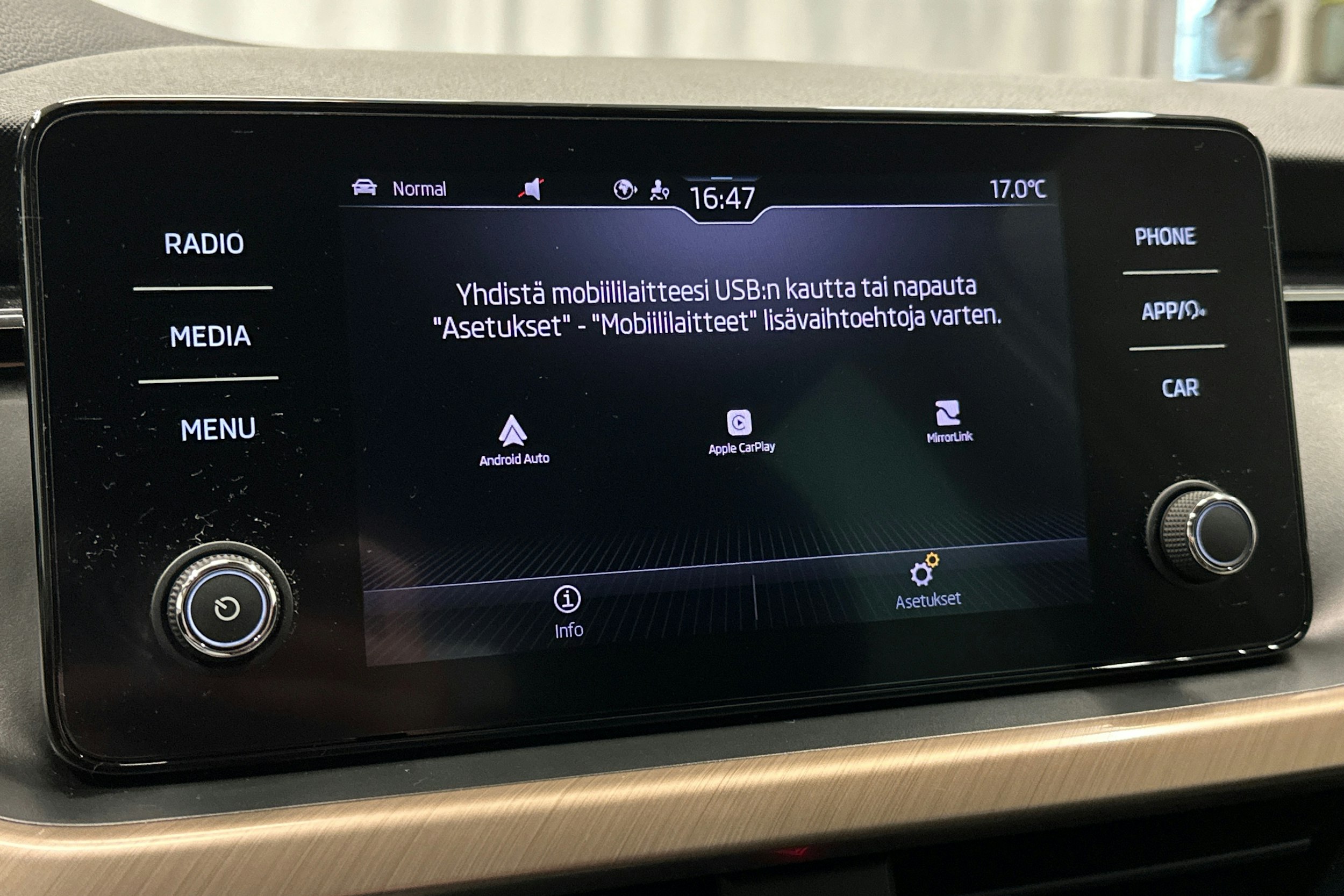 valkoinen Skoda Kamiq 2023 kuva 22.