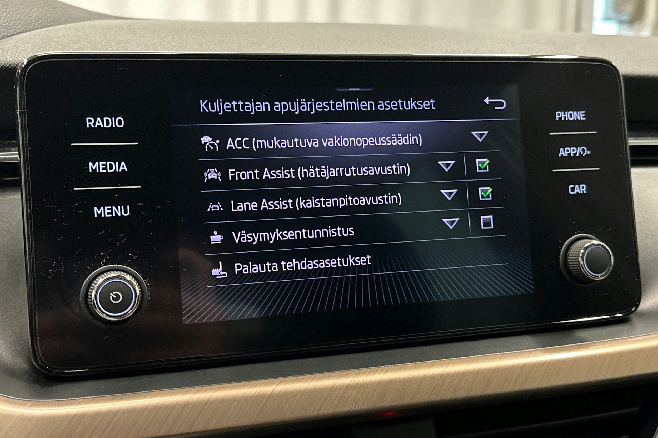 valkoinen Skoda Kamiq 2023 kuva 23.