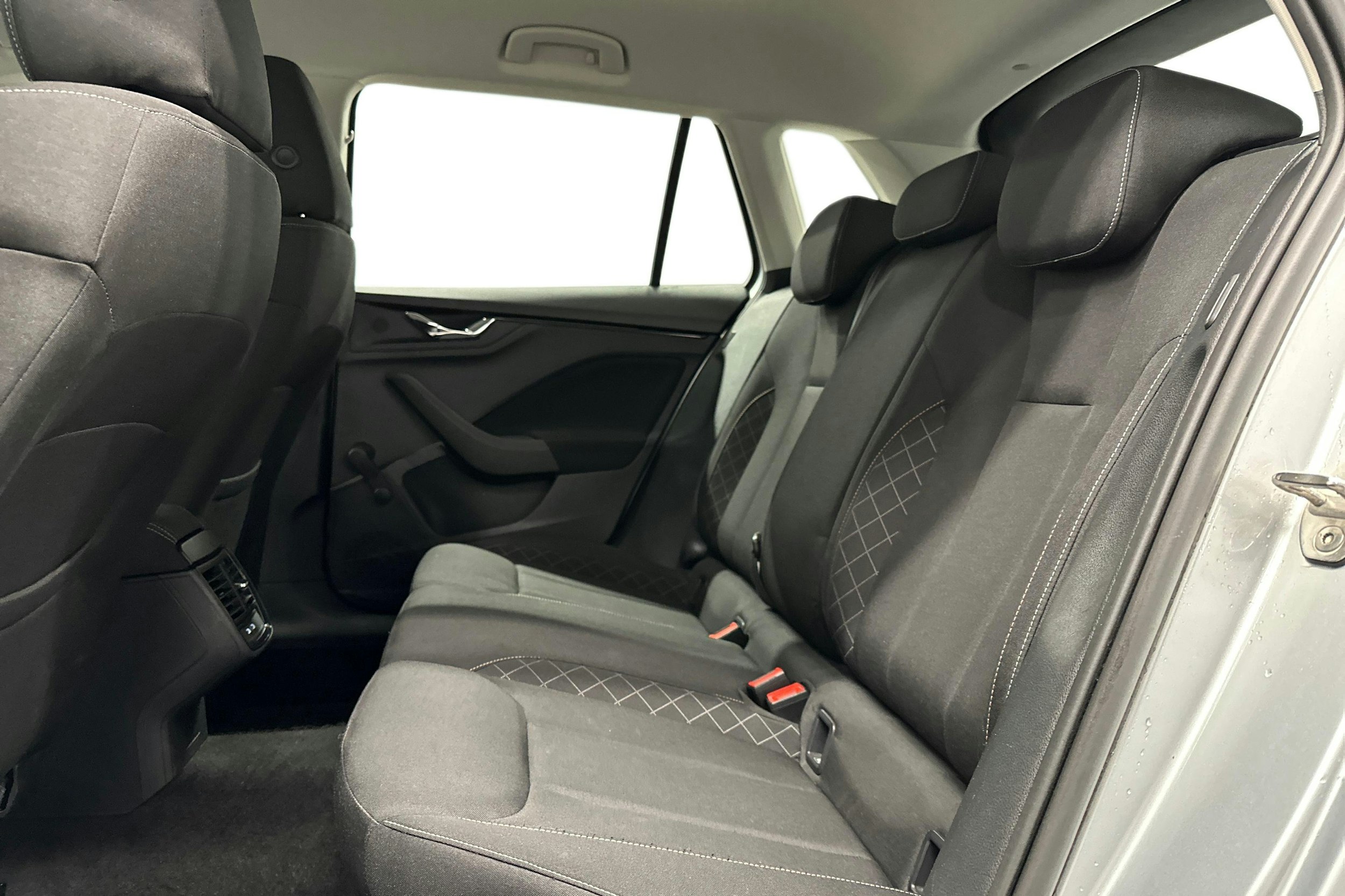 harmaa Skoda Kamiq 2023 kuva 10.