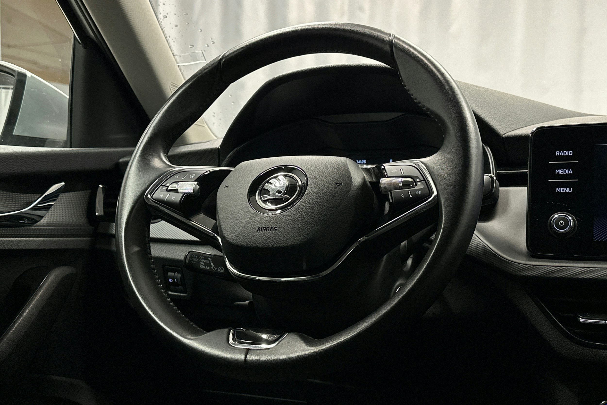 harmaa Skoda Kamiq 2023 kuva 16.