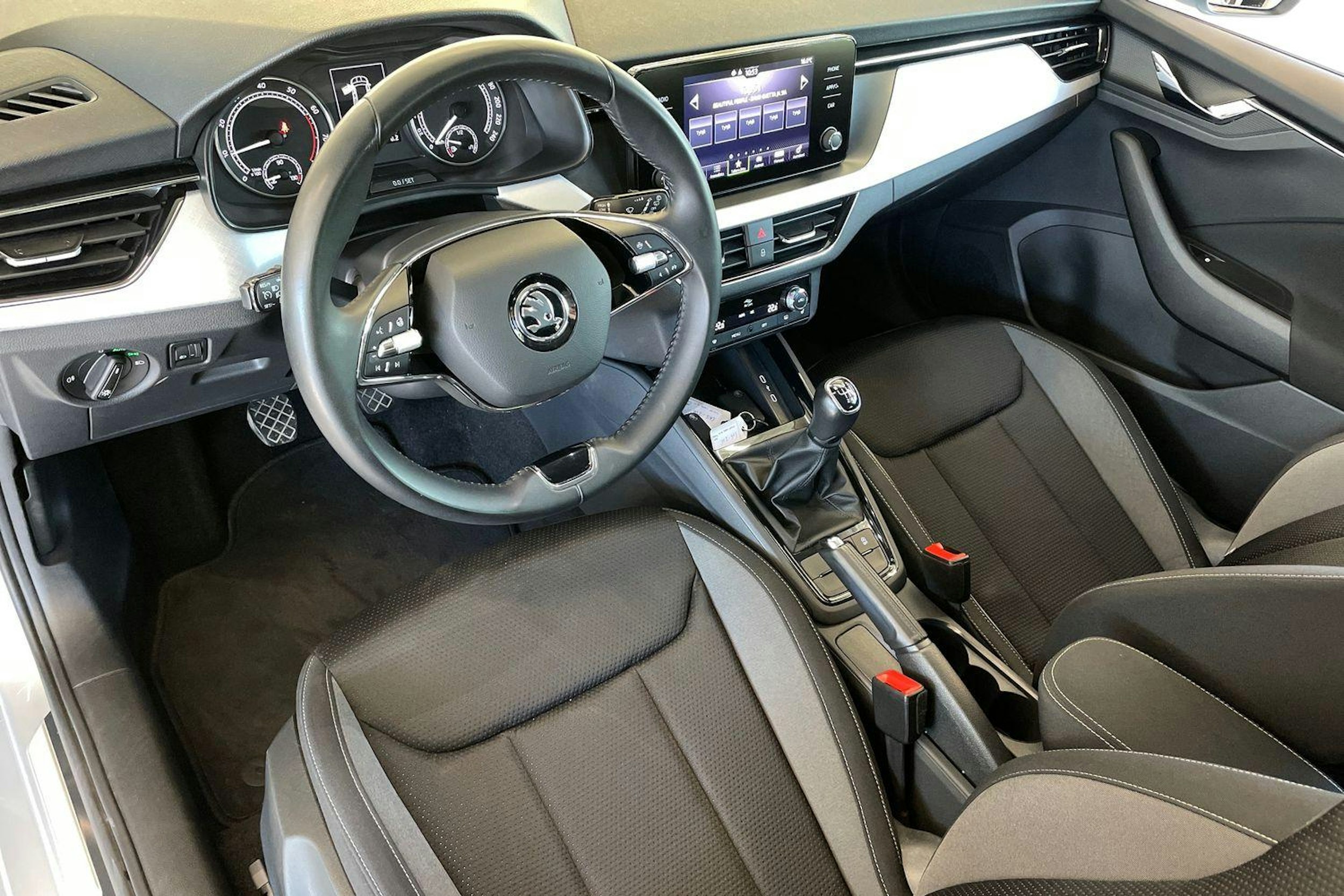 harmaa Skoda Kamiq 2023 kuva 6.