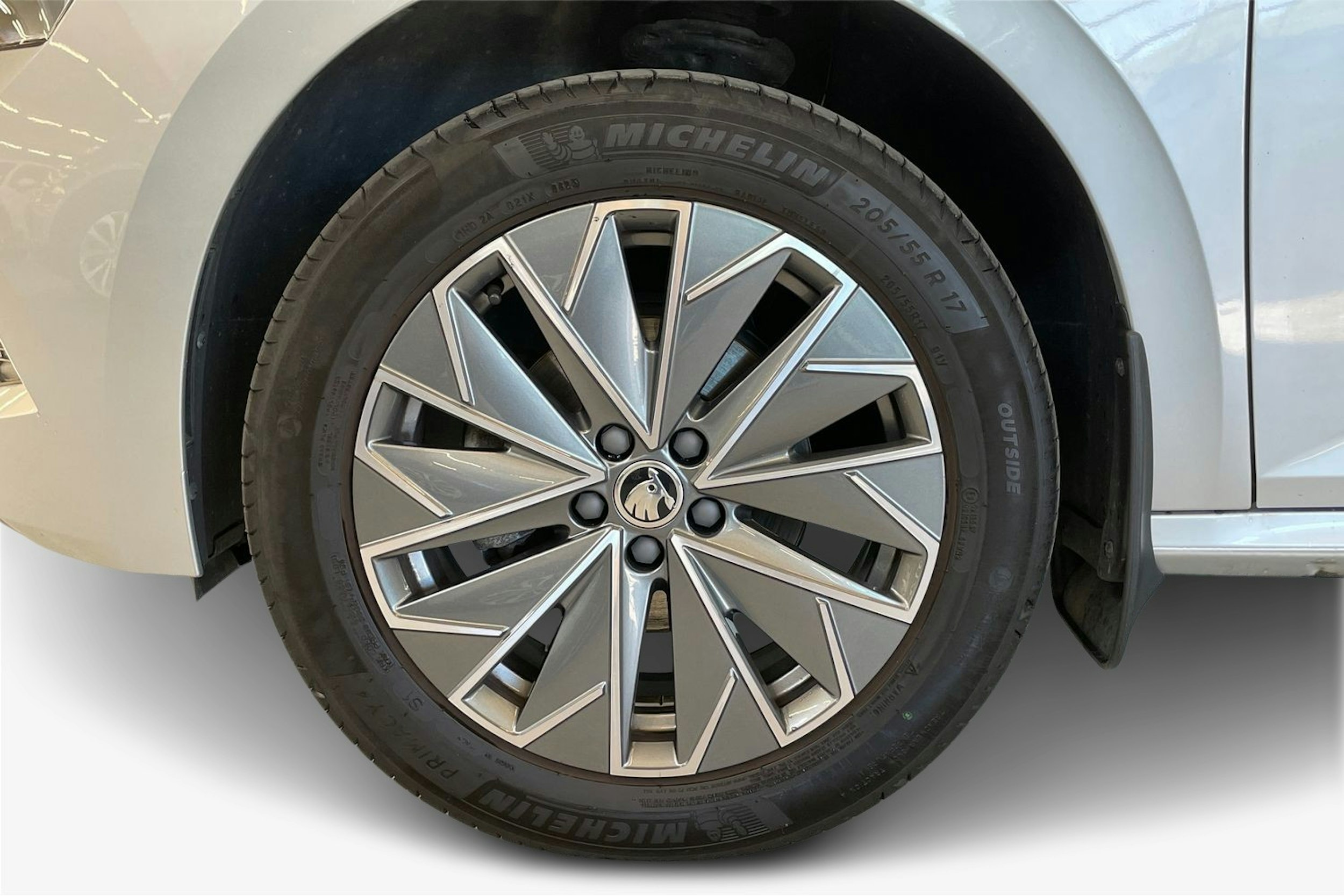 harmaa Skoda Kamiq 2023 kuva 9.