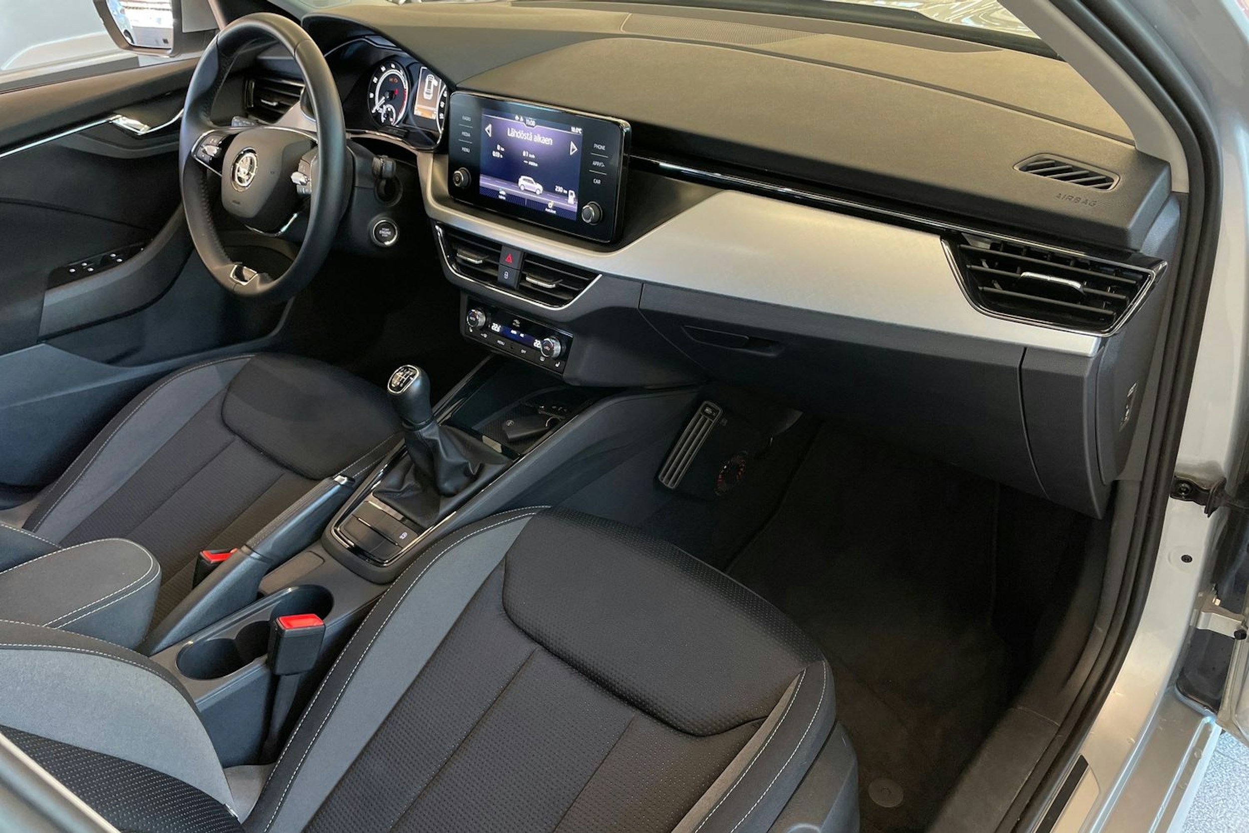 harmaa Skoda Kamiq 2023 kuva 28.