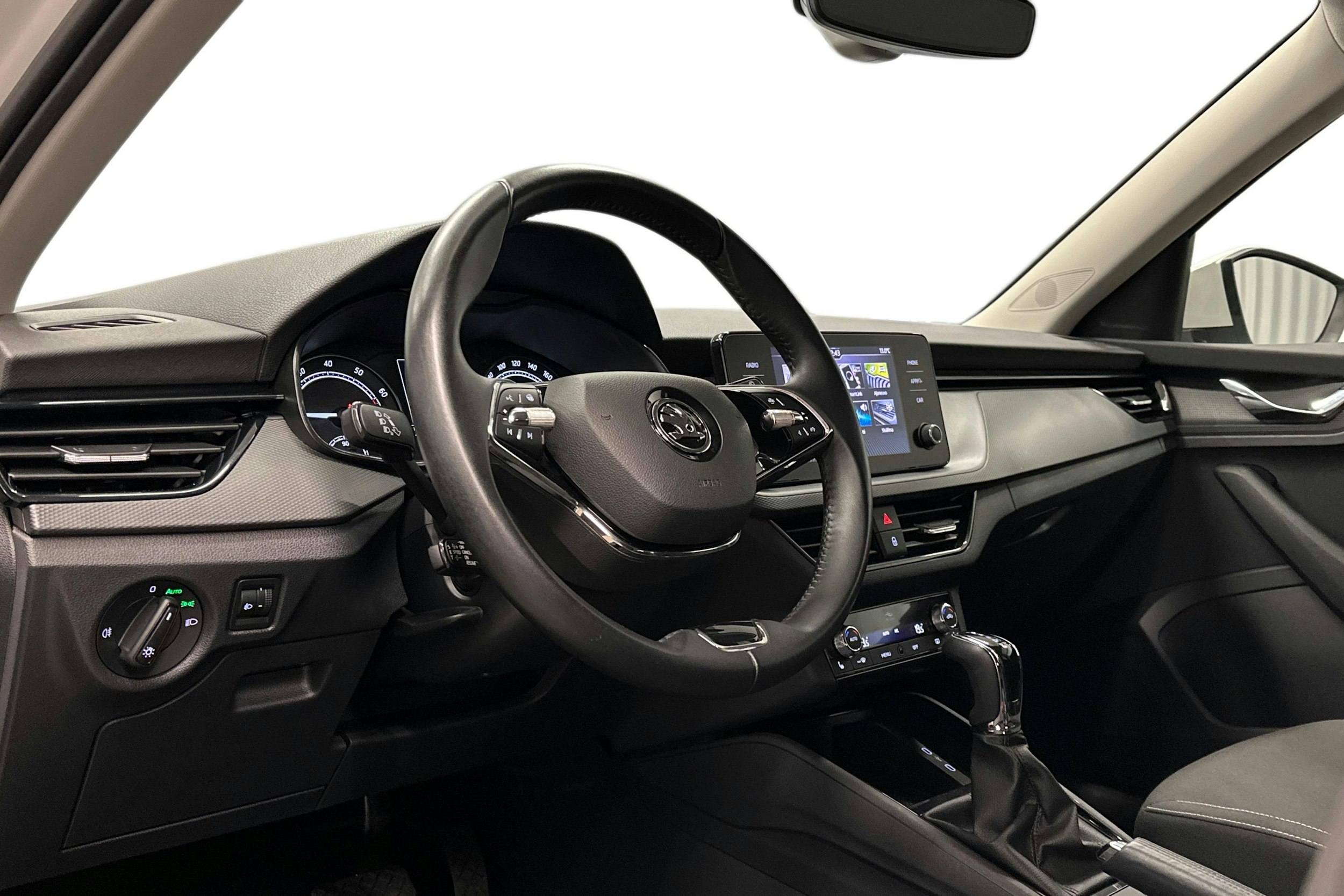 valkoinen Skoda Kamiq 2023 kuva 6.