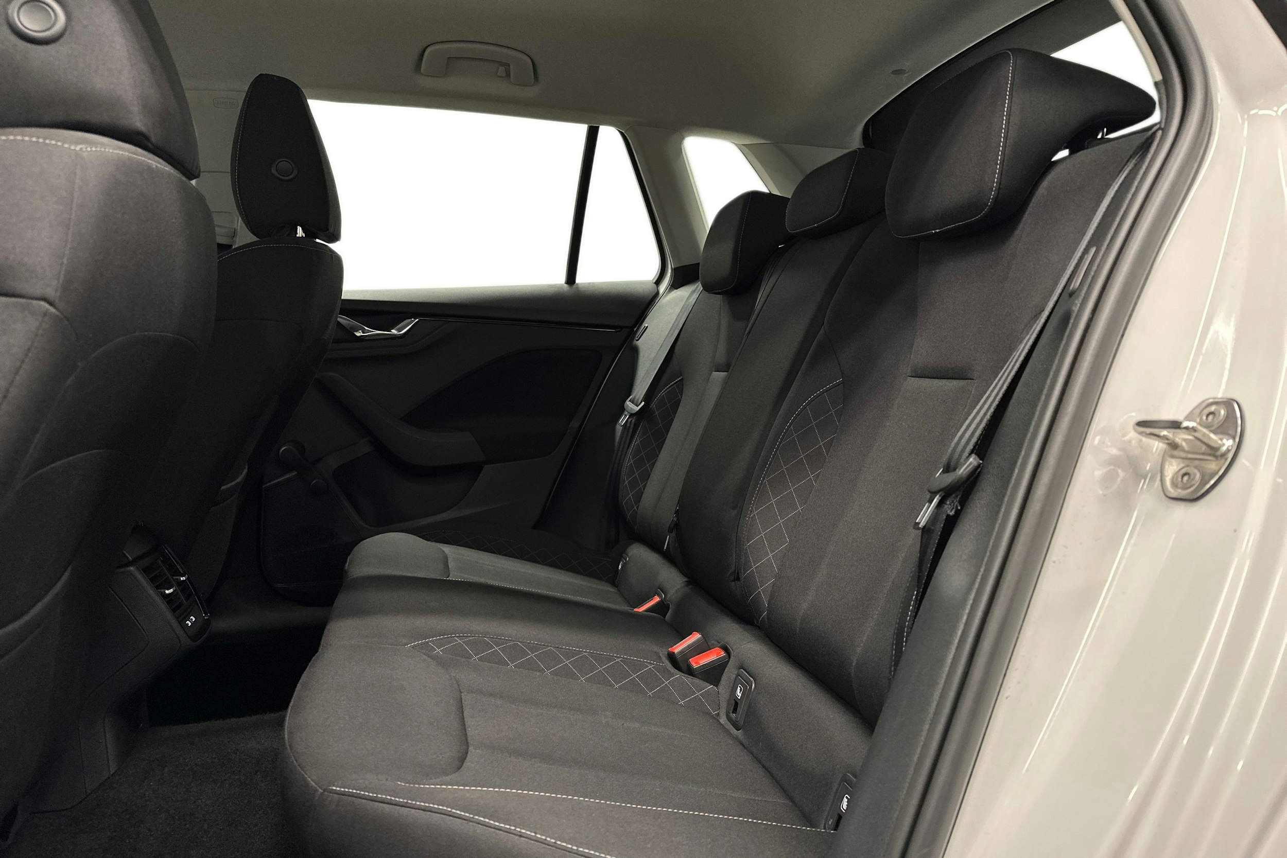 valkoinen Skoda Kamiq 2023 kuva 8.