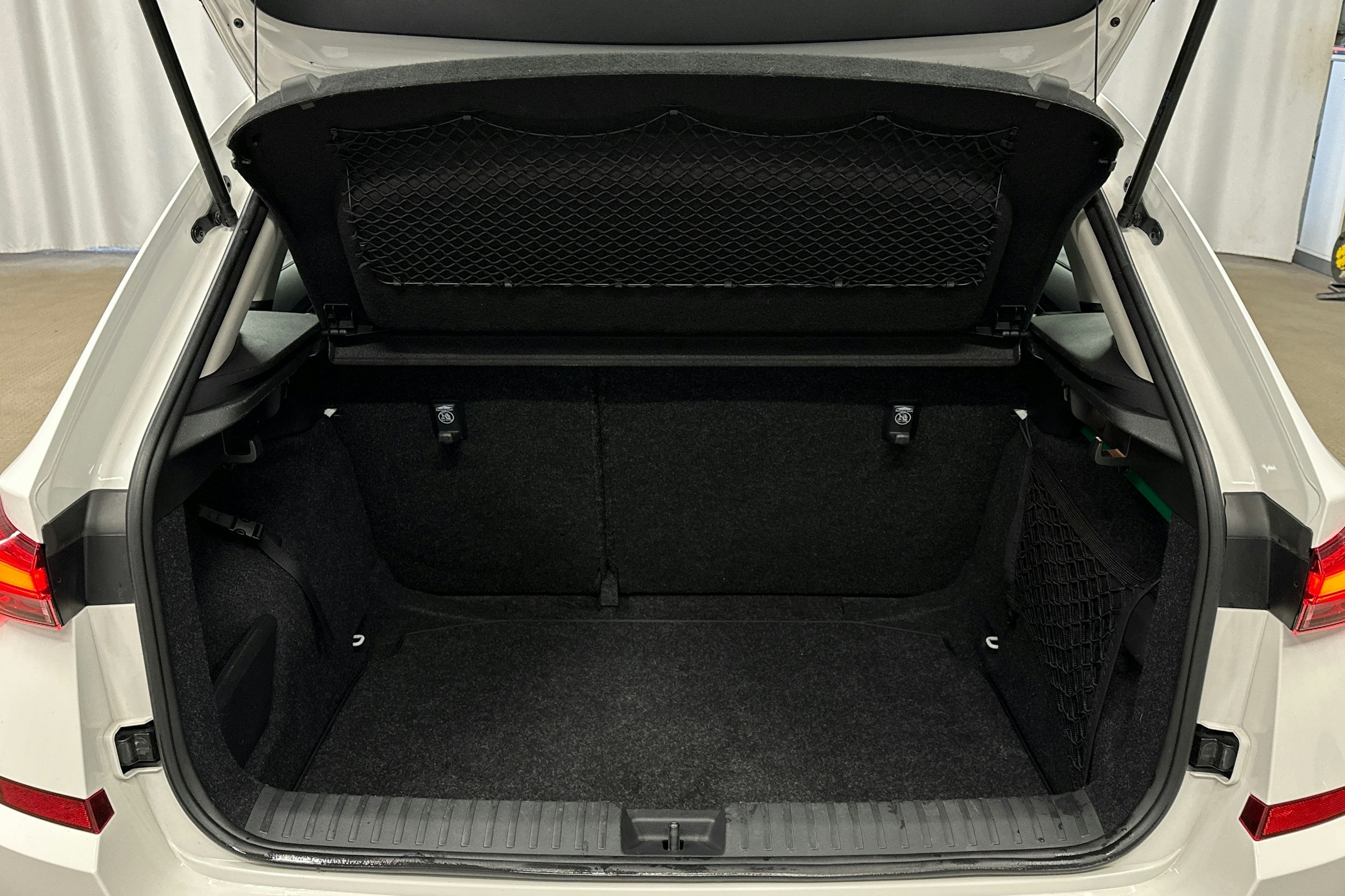 valkoinen Skoda Kamiq 2023 kuva 11.