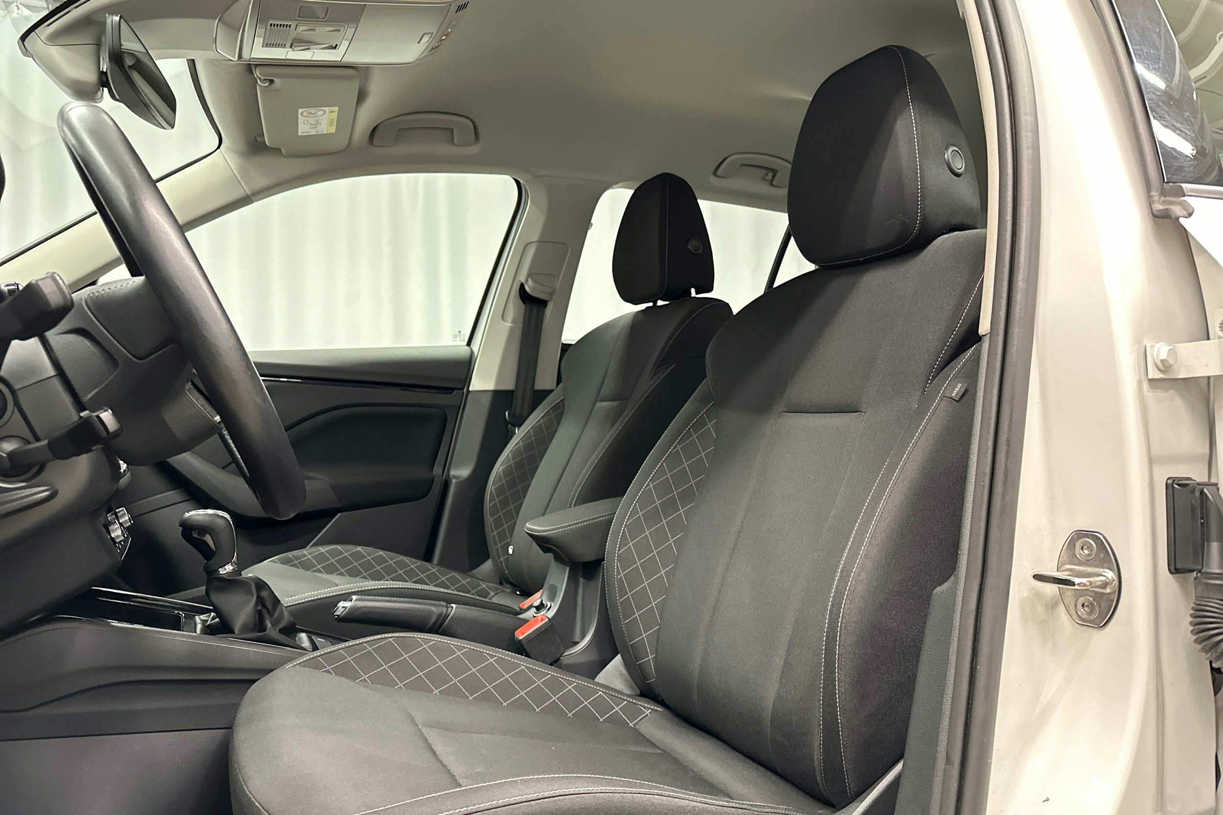 valkoinen Skoda Kamiq 2023 kuva 12.