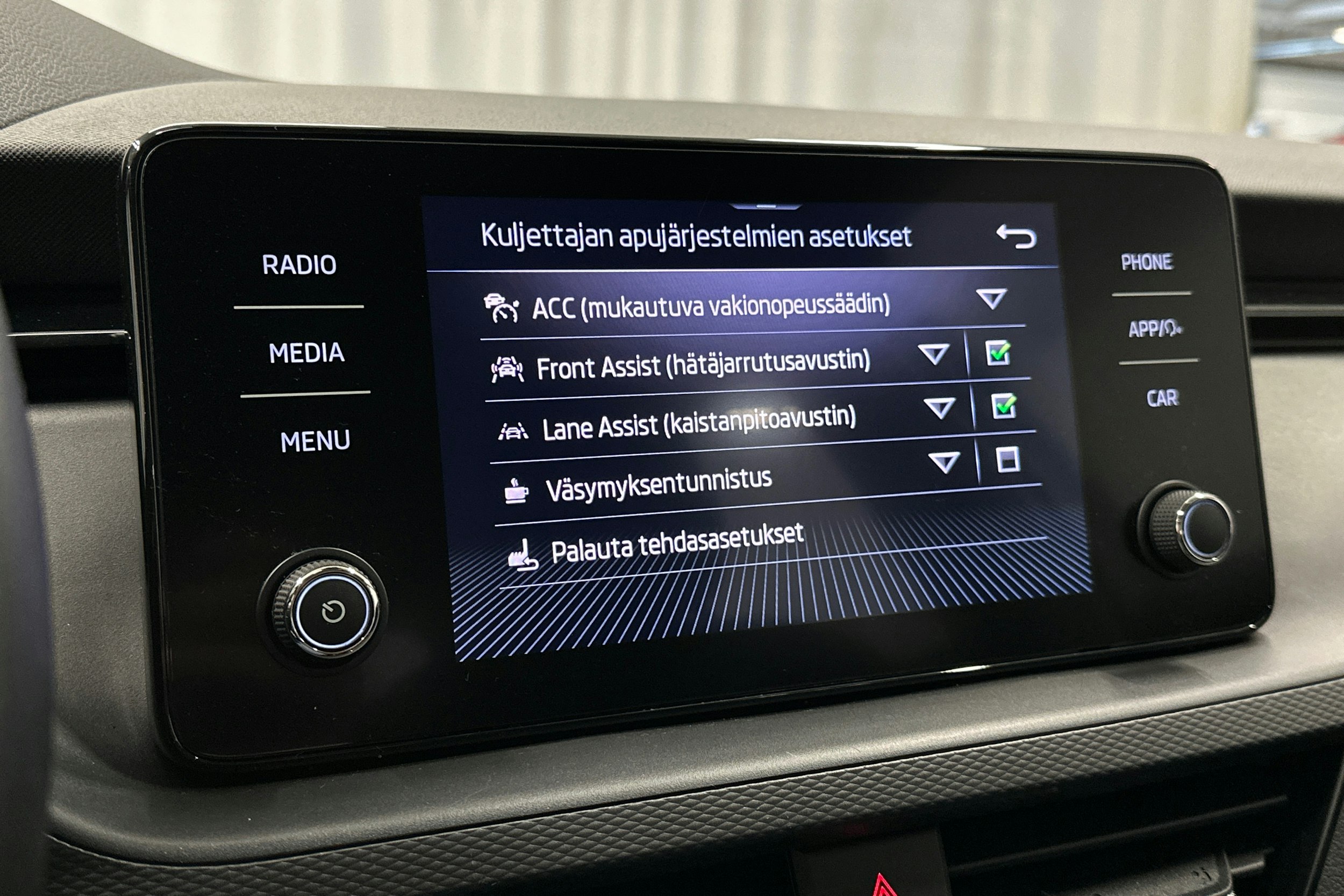 valkoinen Skoda Kamiq 2023 kuva 20.