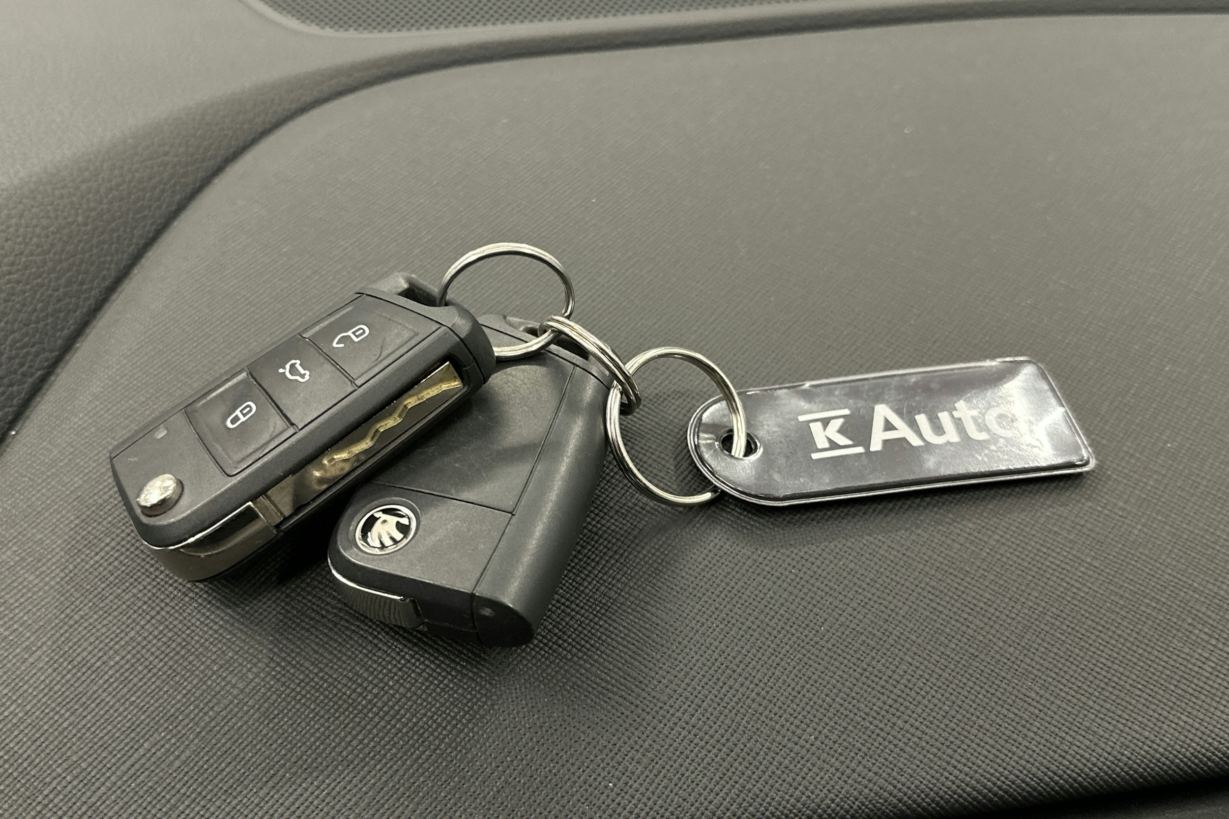 valkoinen Skoda Kamiq 2023 kuva 22.