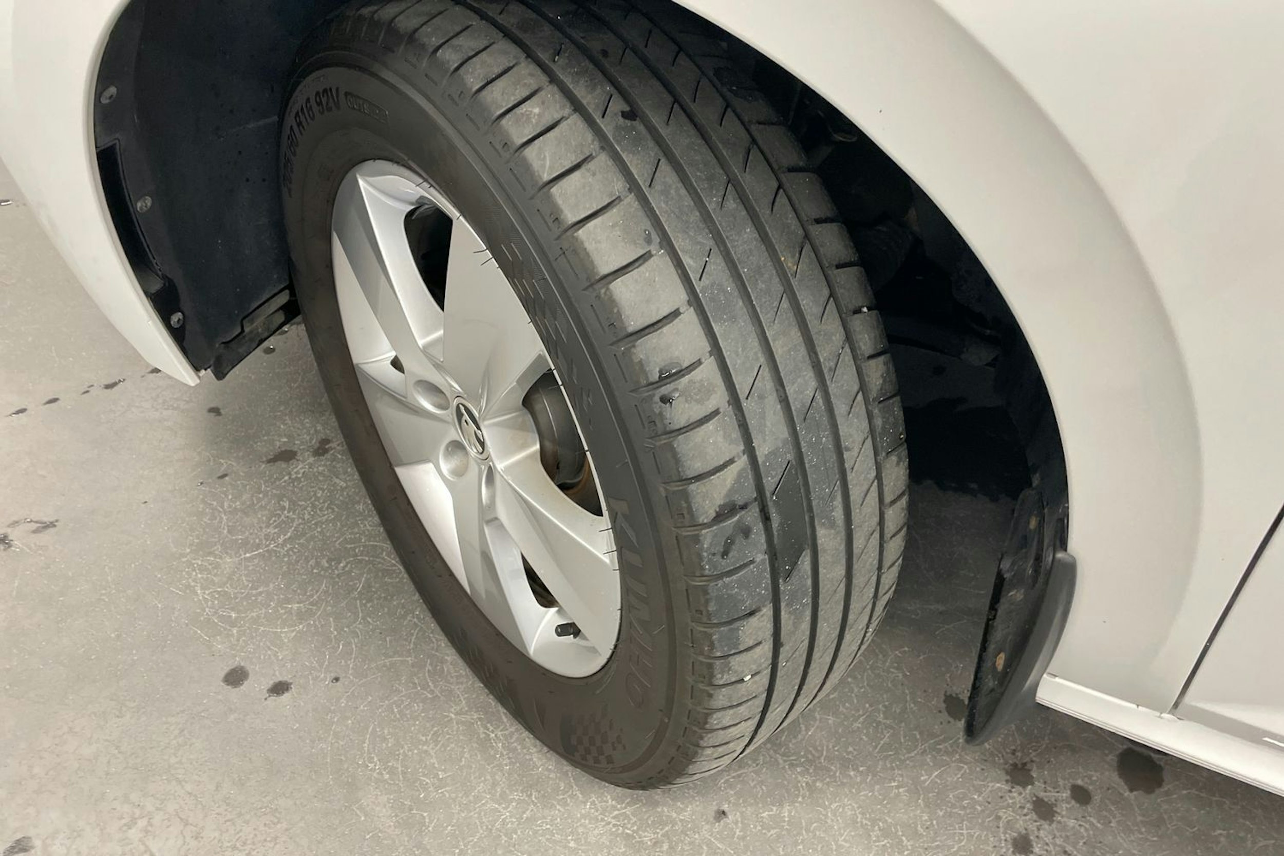 Valkoinen Skoda Kamiq 2023 kuva 13.