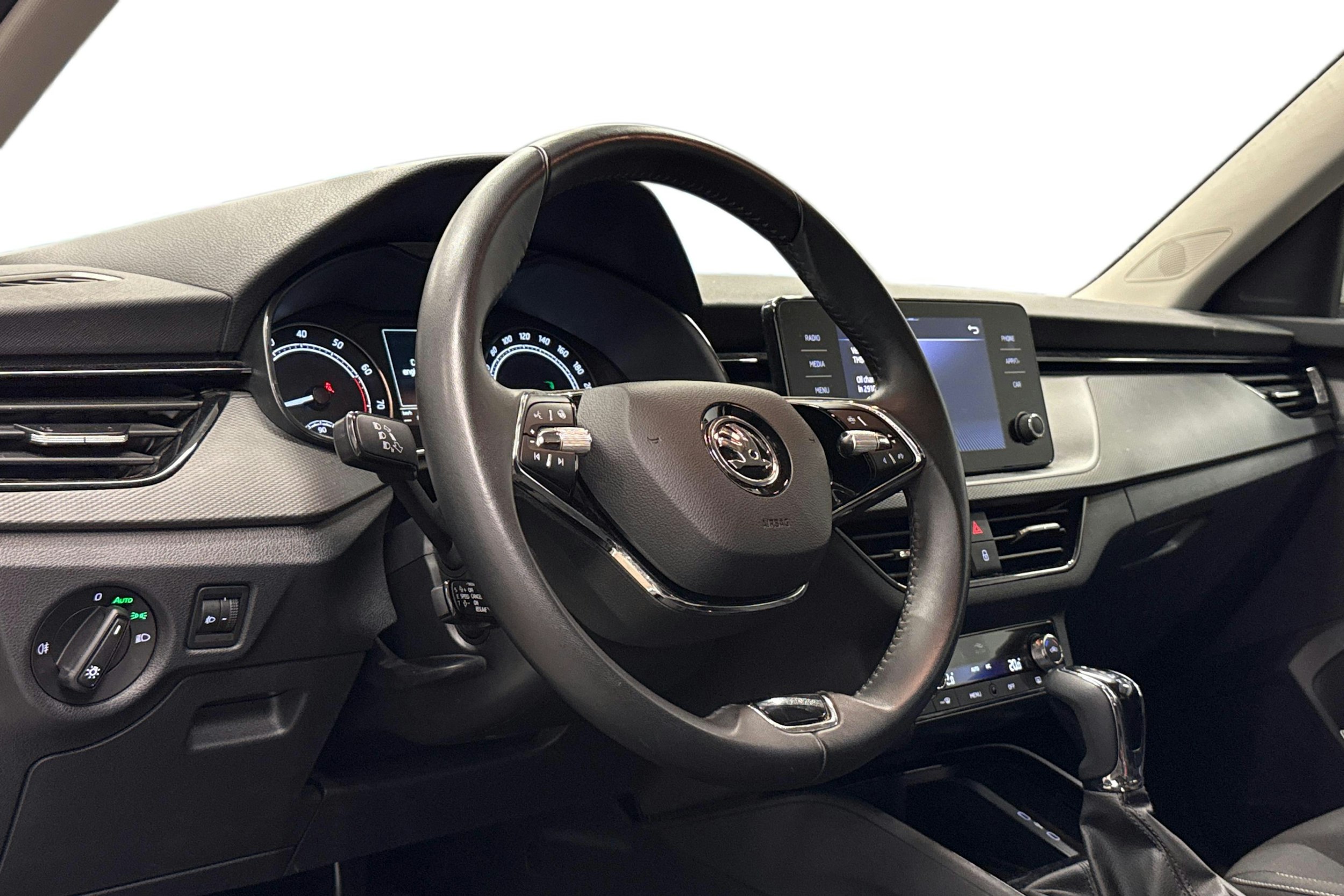 valkoinen Skoda Kamiq 2023 kuva 3.