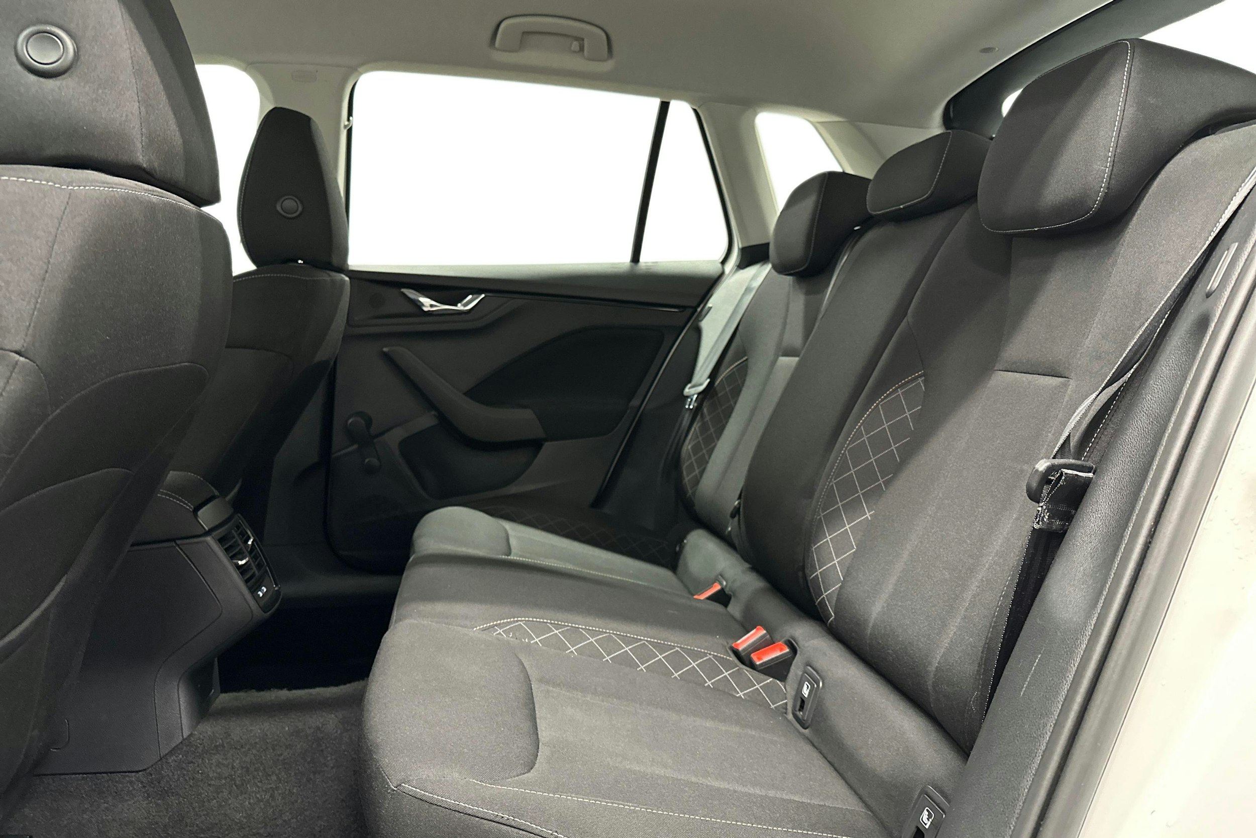 valkoinen Skoda Kamiq 2023 kuva 10.