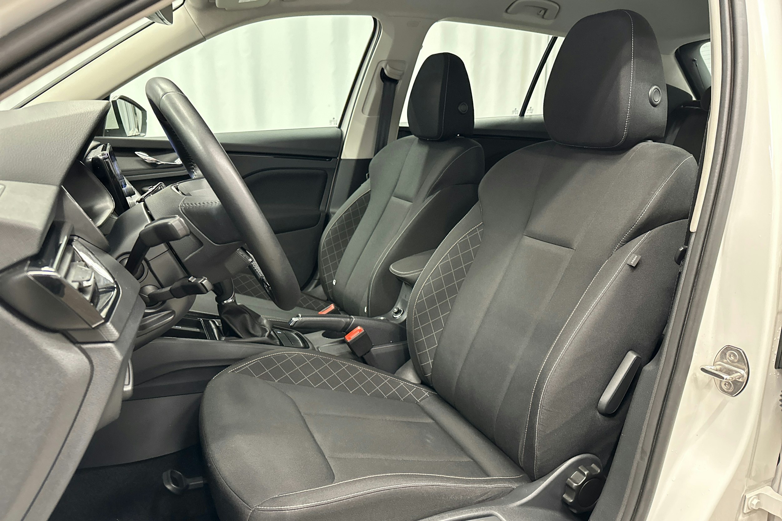 valkoinen Skoda Kamiq 2023 kuva 15.