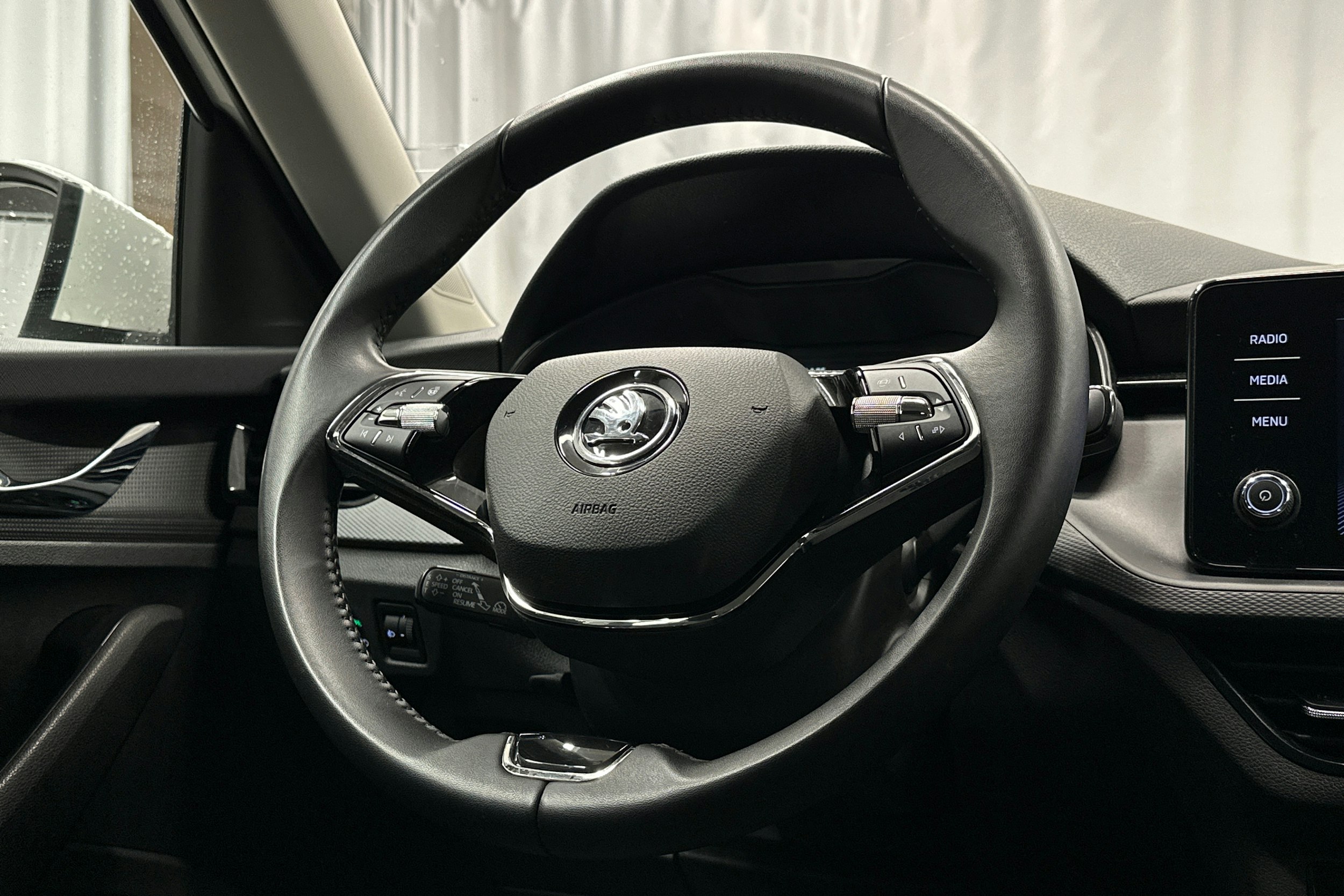 valkoinen Skoda Kamiq 2023 kuva 16.
