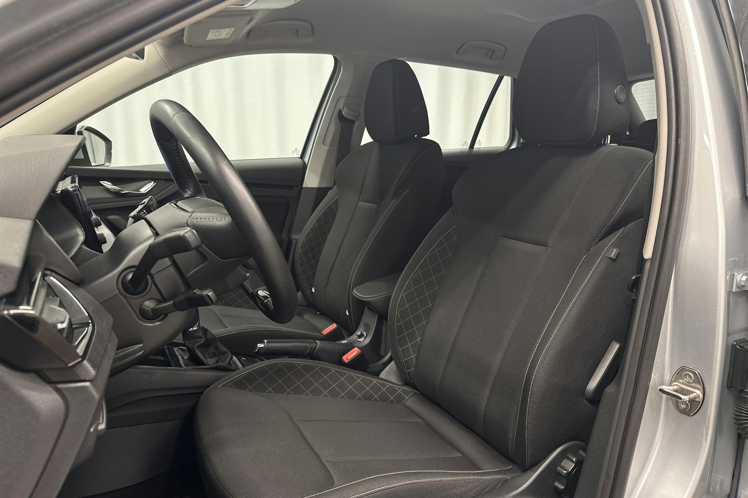 harmaa Skoda Kamiq 2023 kuva 15.
