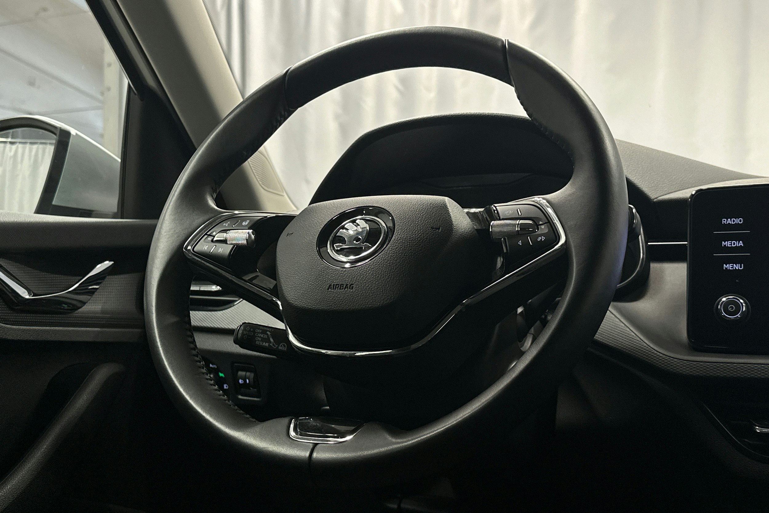 harmaa Skoda Kamiq 2023 kuva 16.