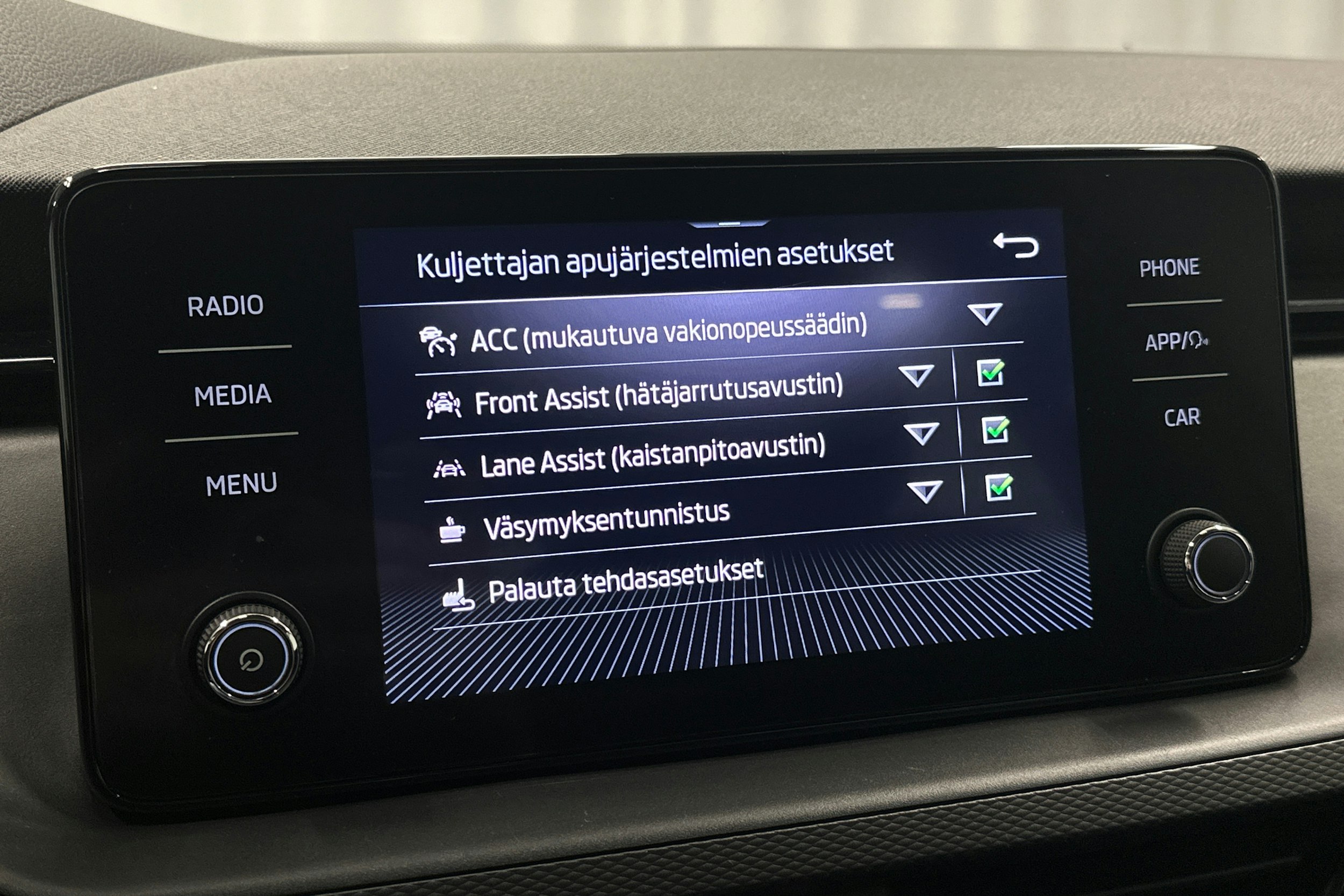 harmaa Skoda Kamiq 2023 kuva 22.