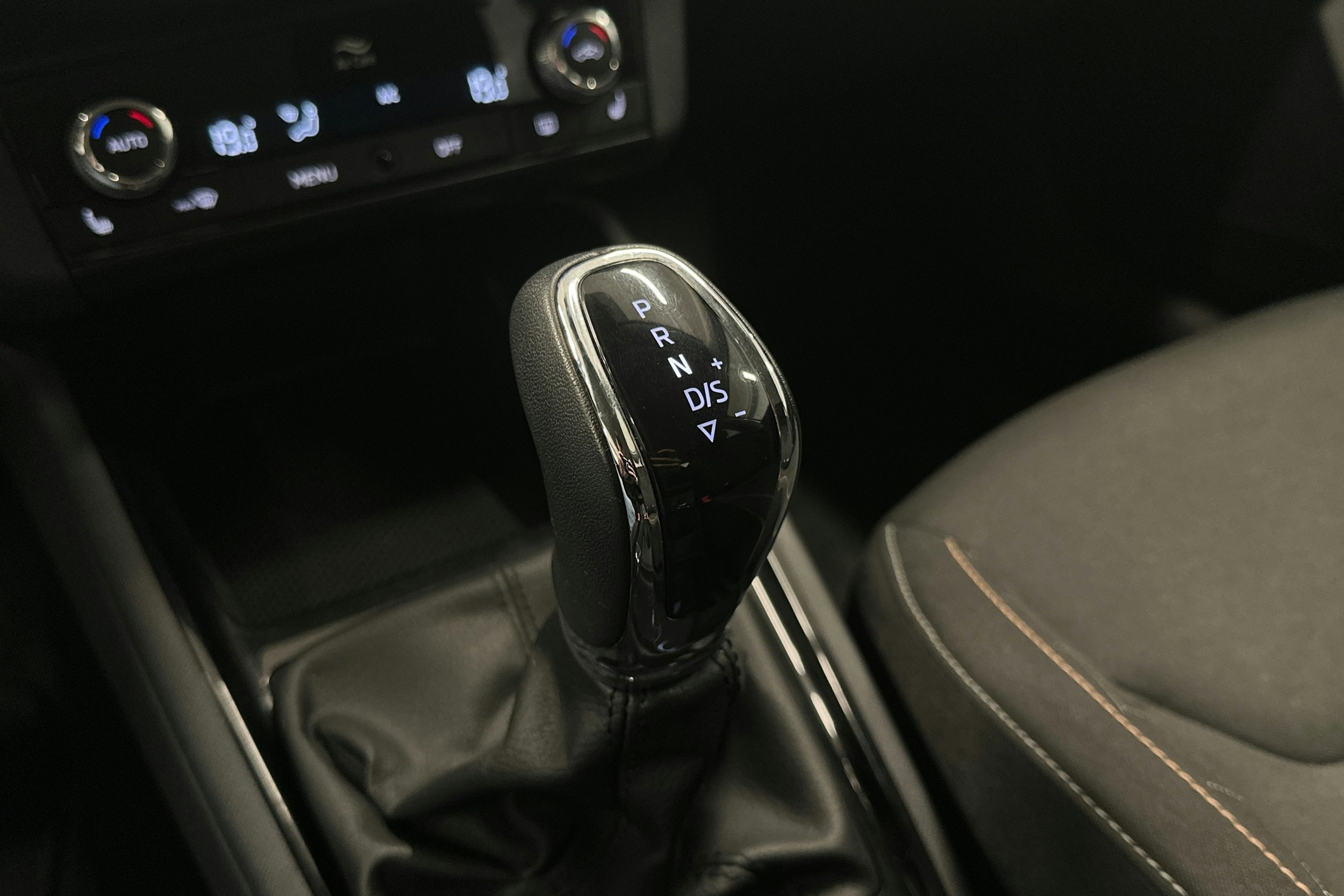 harmaa Skoda Kamiq 2023 kuva 25.