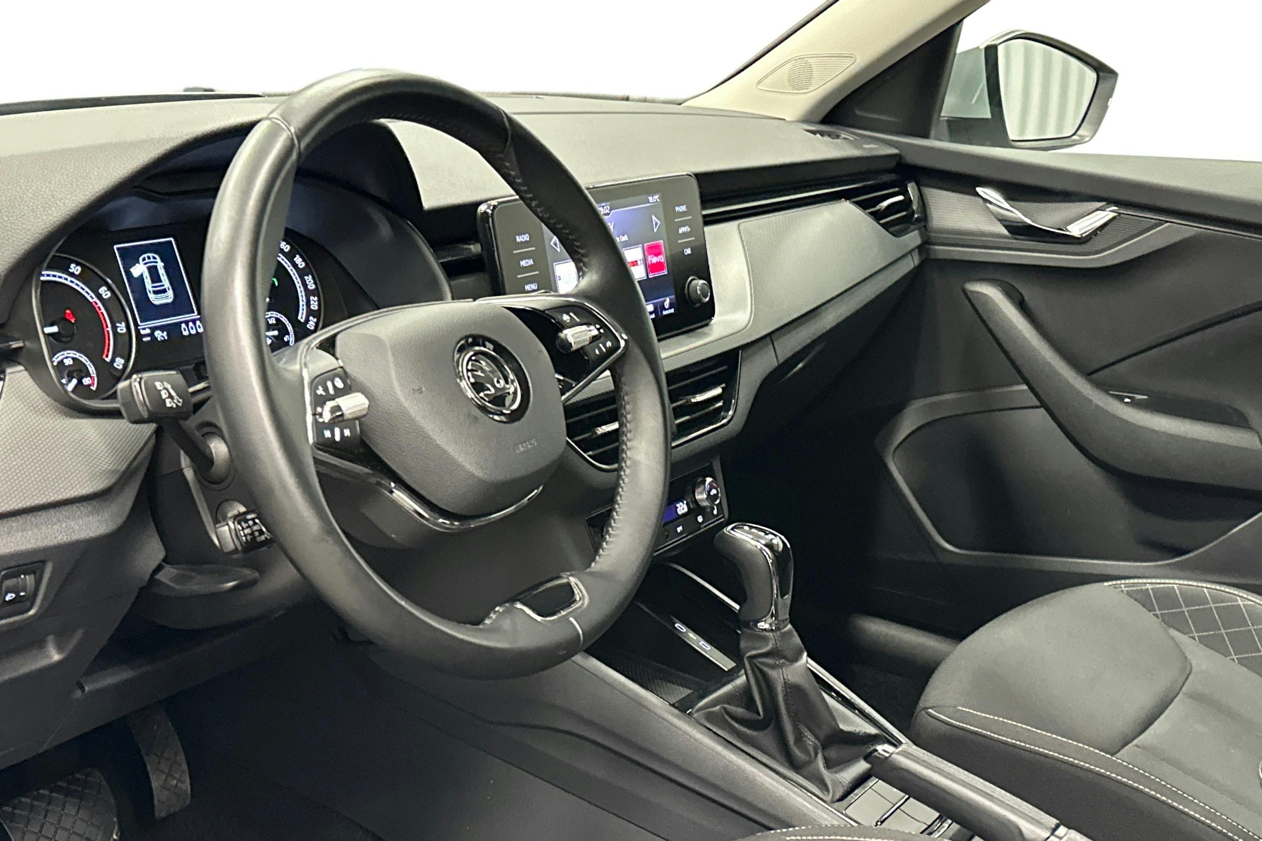 harmaa Skoda Kamiq 2023 kuva 6.