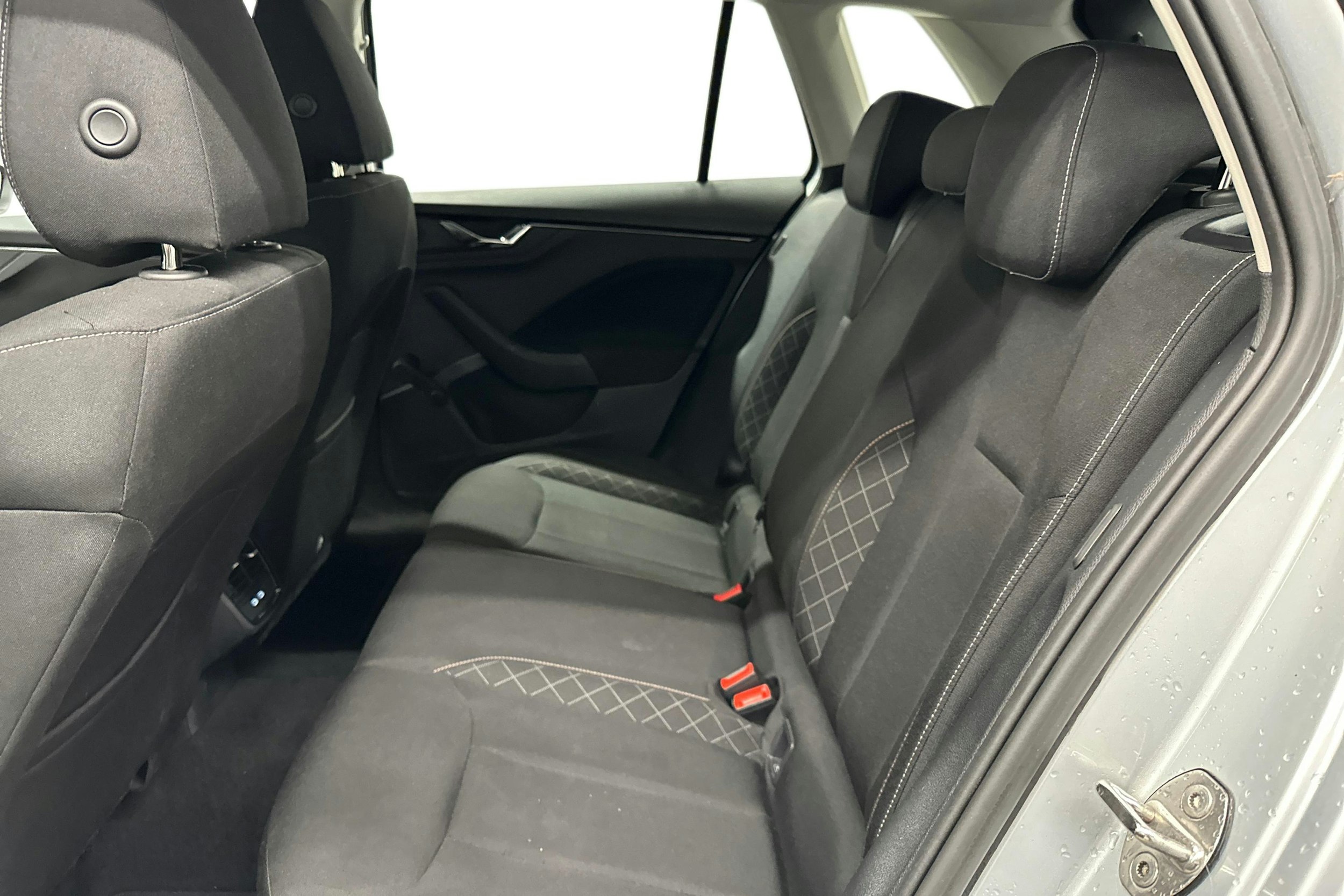 harmaa Skoda Kamiq 2023 kuva 8.