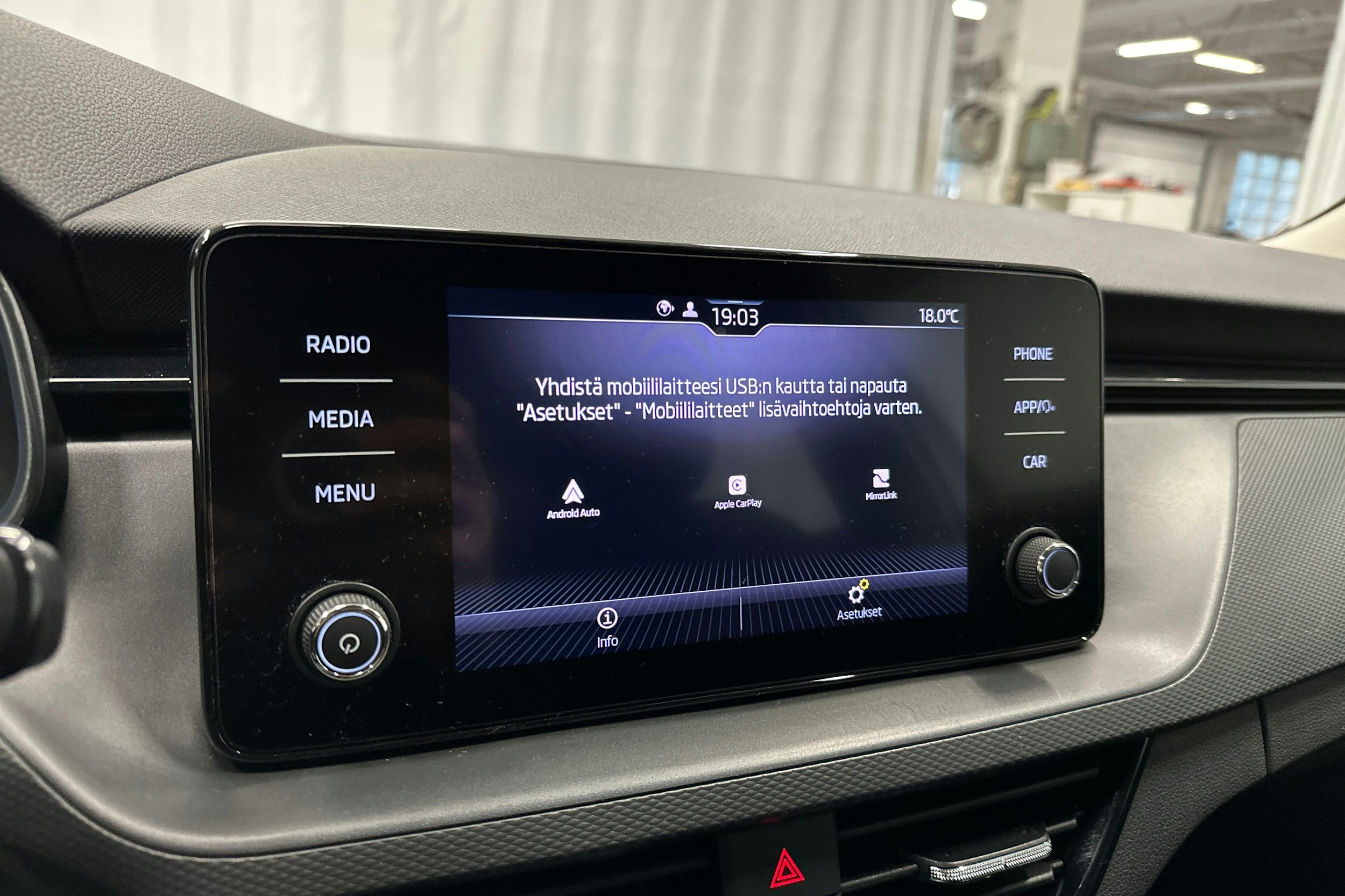 harmaa Skoda Kamiq 2023 kuva 17.