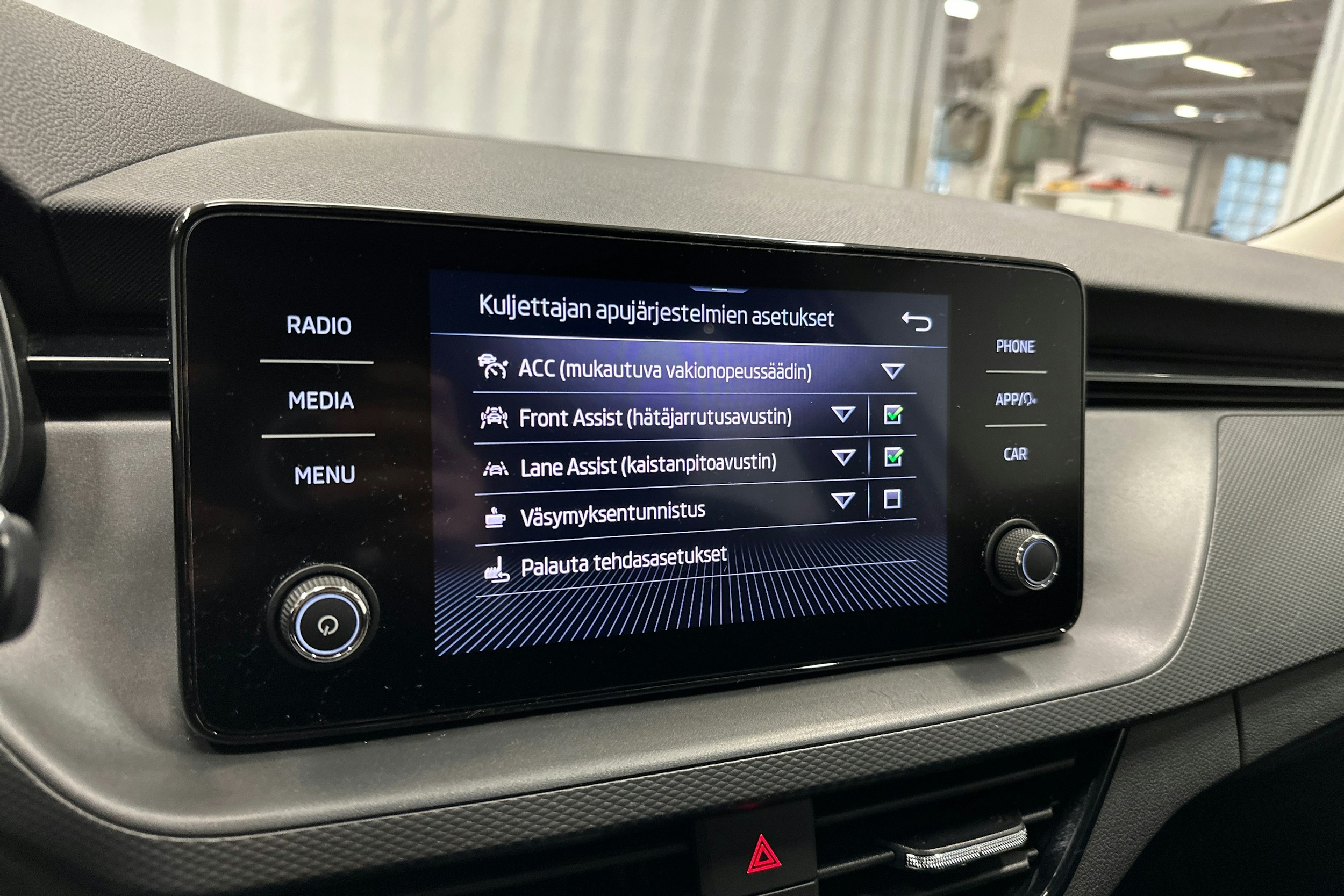 harmaa Skoda Kamiq 2023 kuva 18.