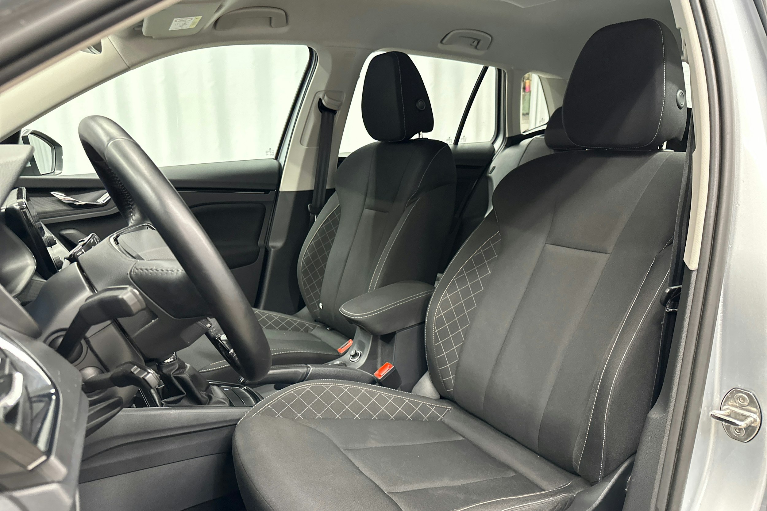 harmaa Skoda Kamiq 2023 kuva 21.