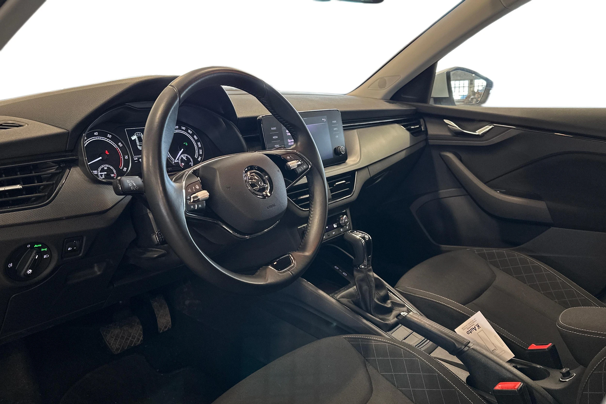 valkoinen Skoda Kamiq 2023 kuva 3.