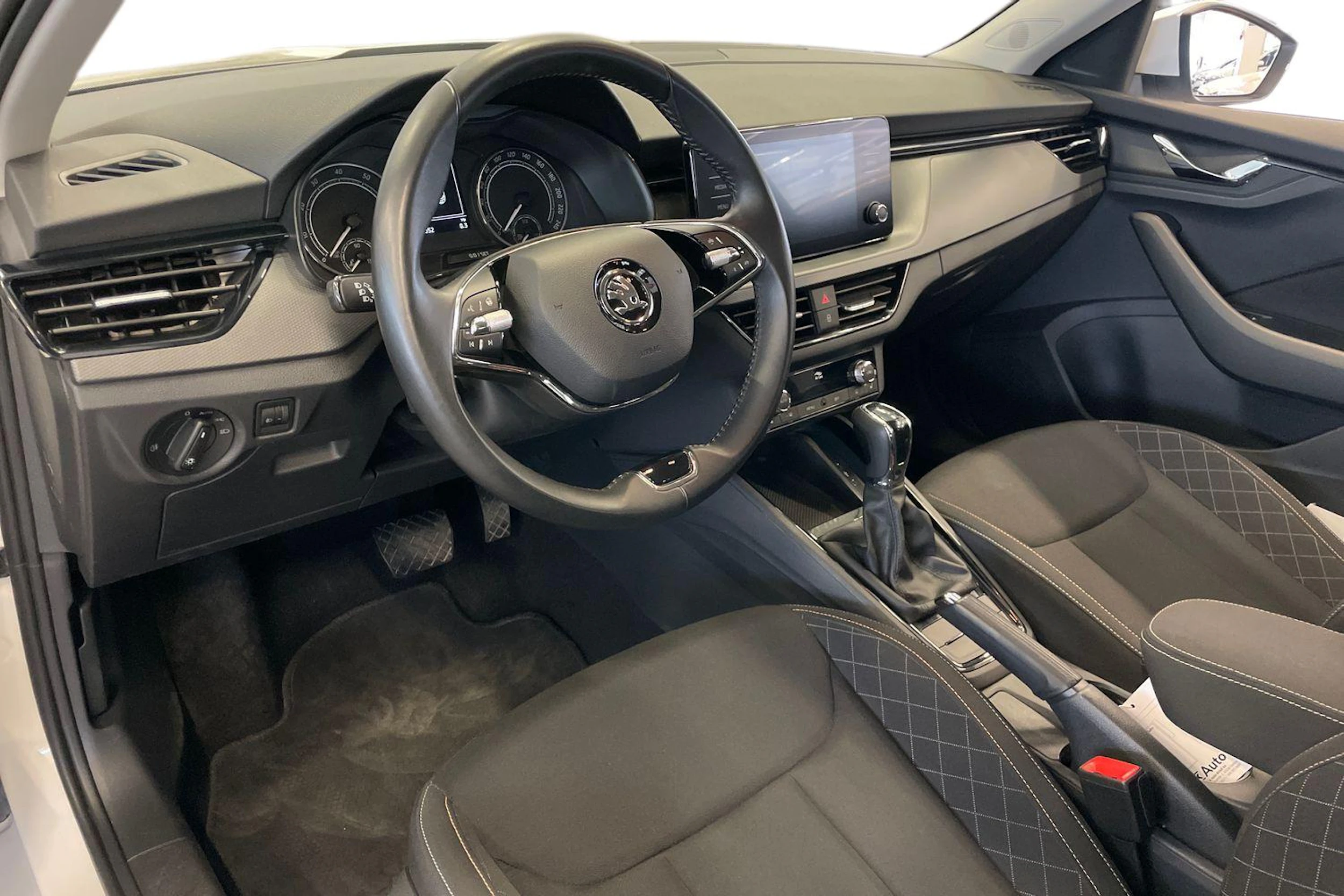 valkoinen Skoda Kamiq 2023 kuva 8.