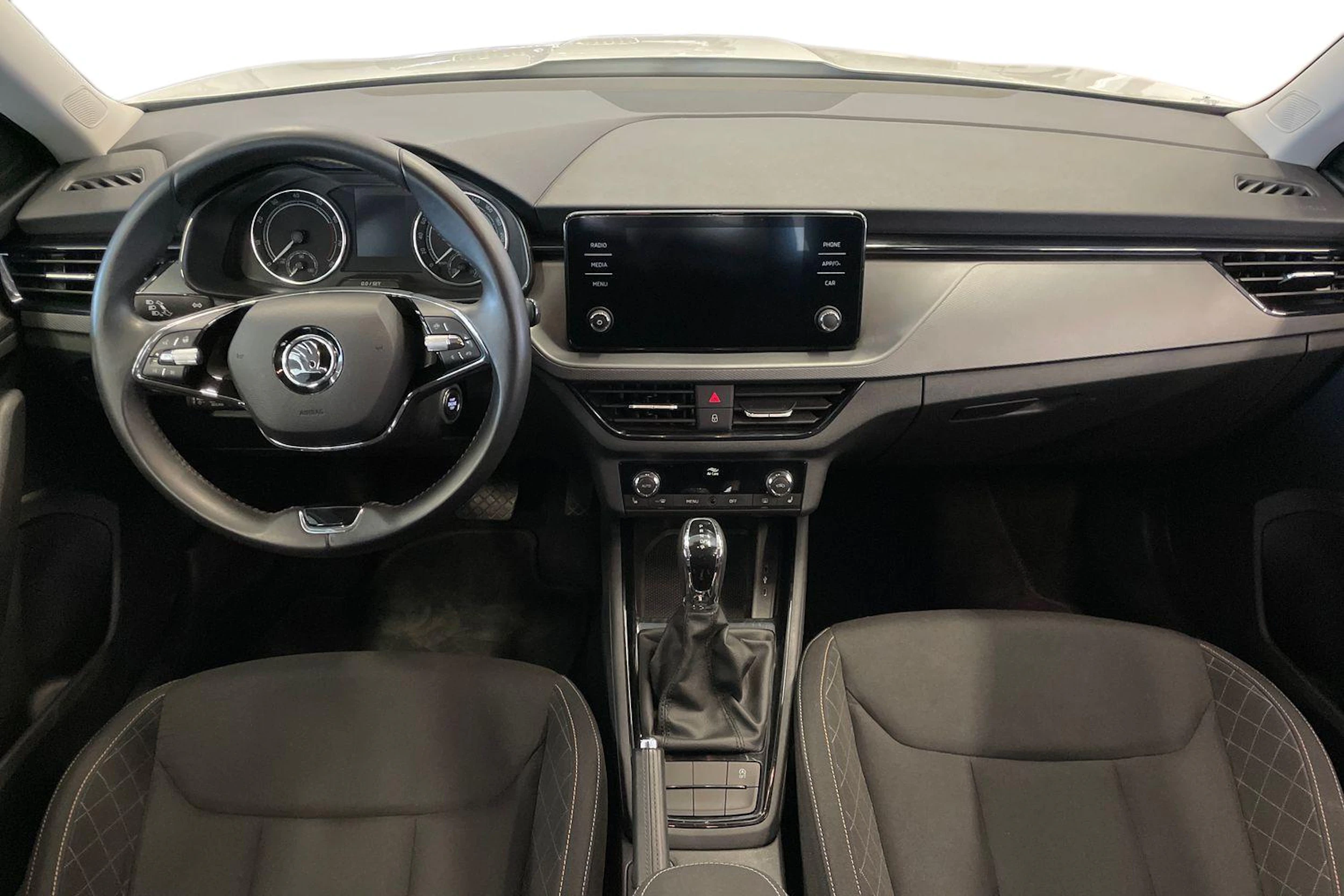 valkoinen Skoda Kamiq 2023 kuva 9.