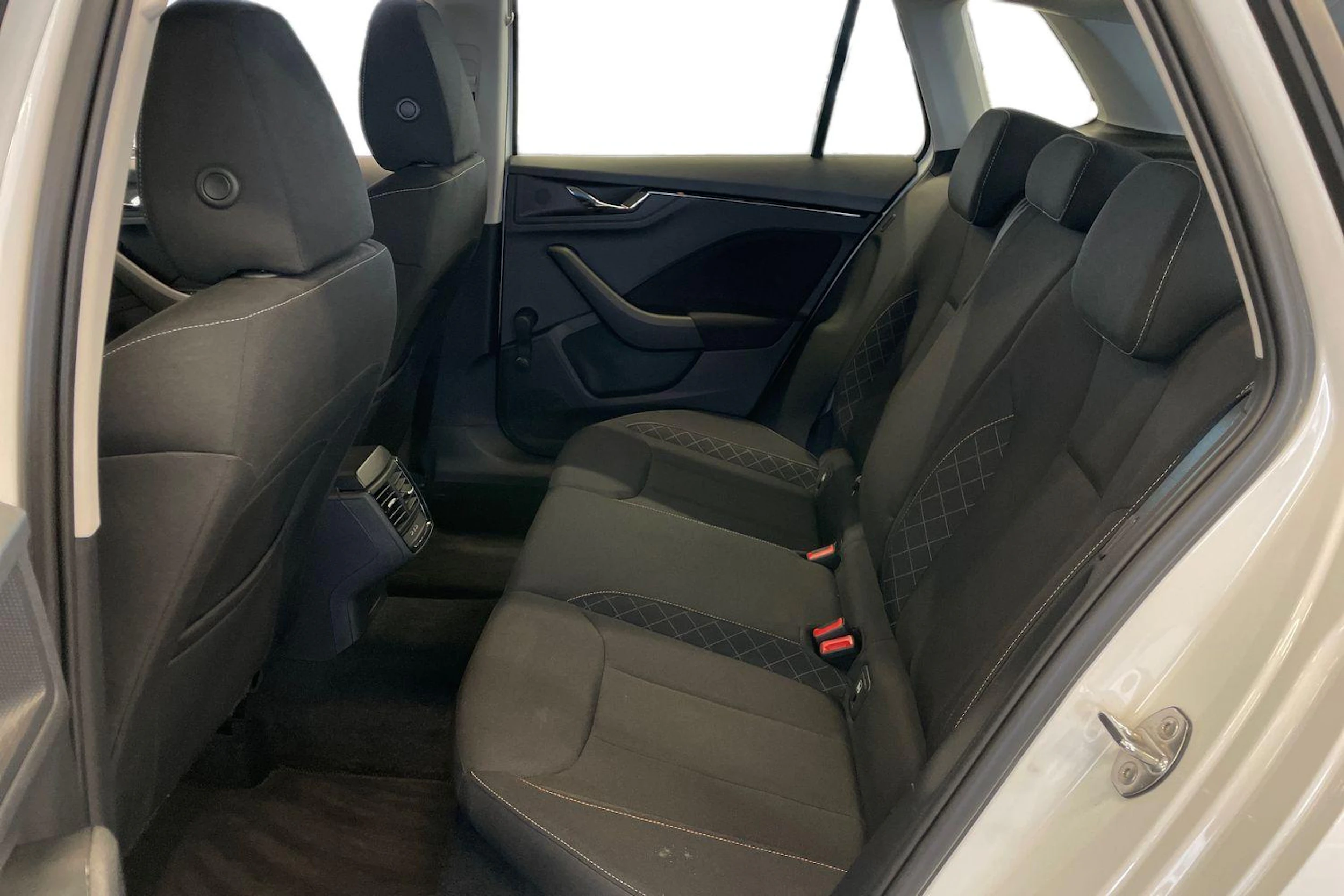 valkoinen Skoda Kamiq 2023 kuva 11.