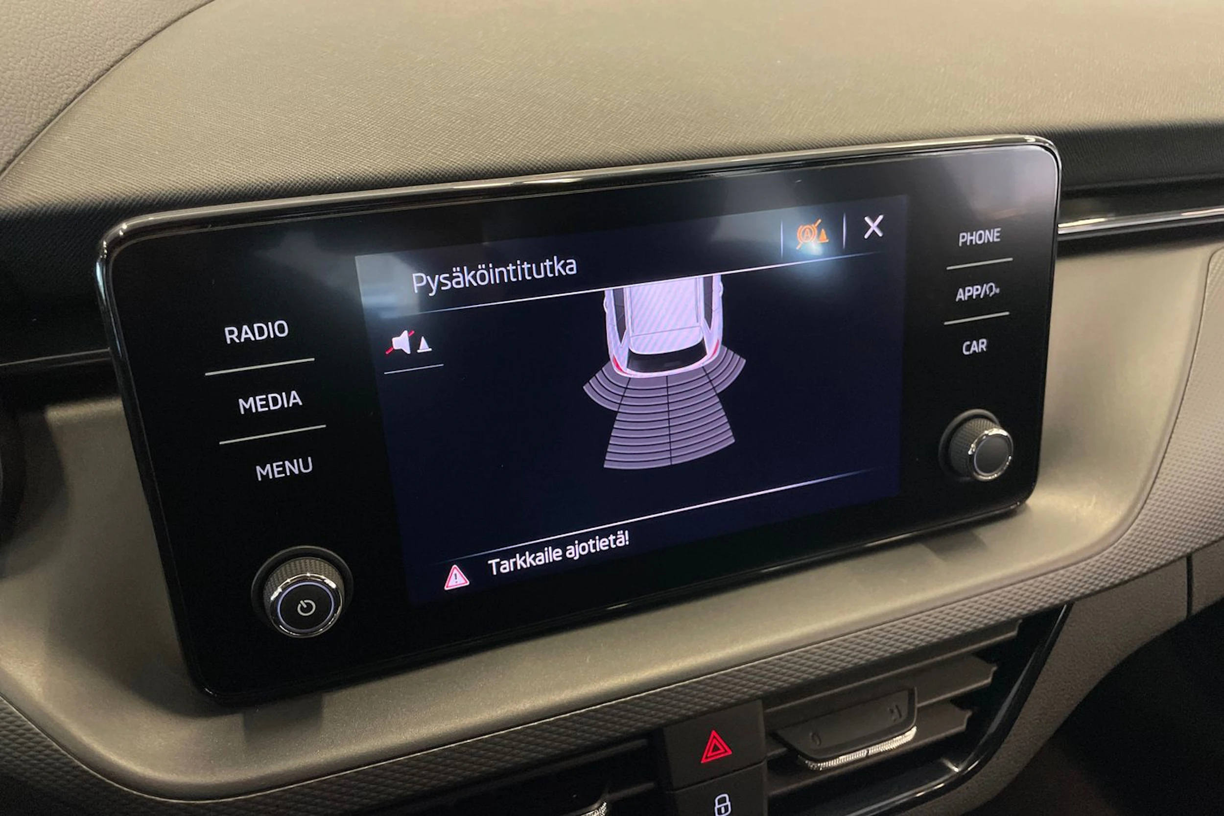 valkoinen Skoda Kamiq 2023 kuva 15.