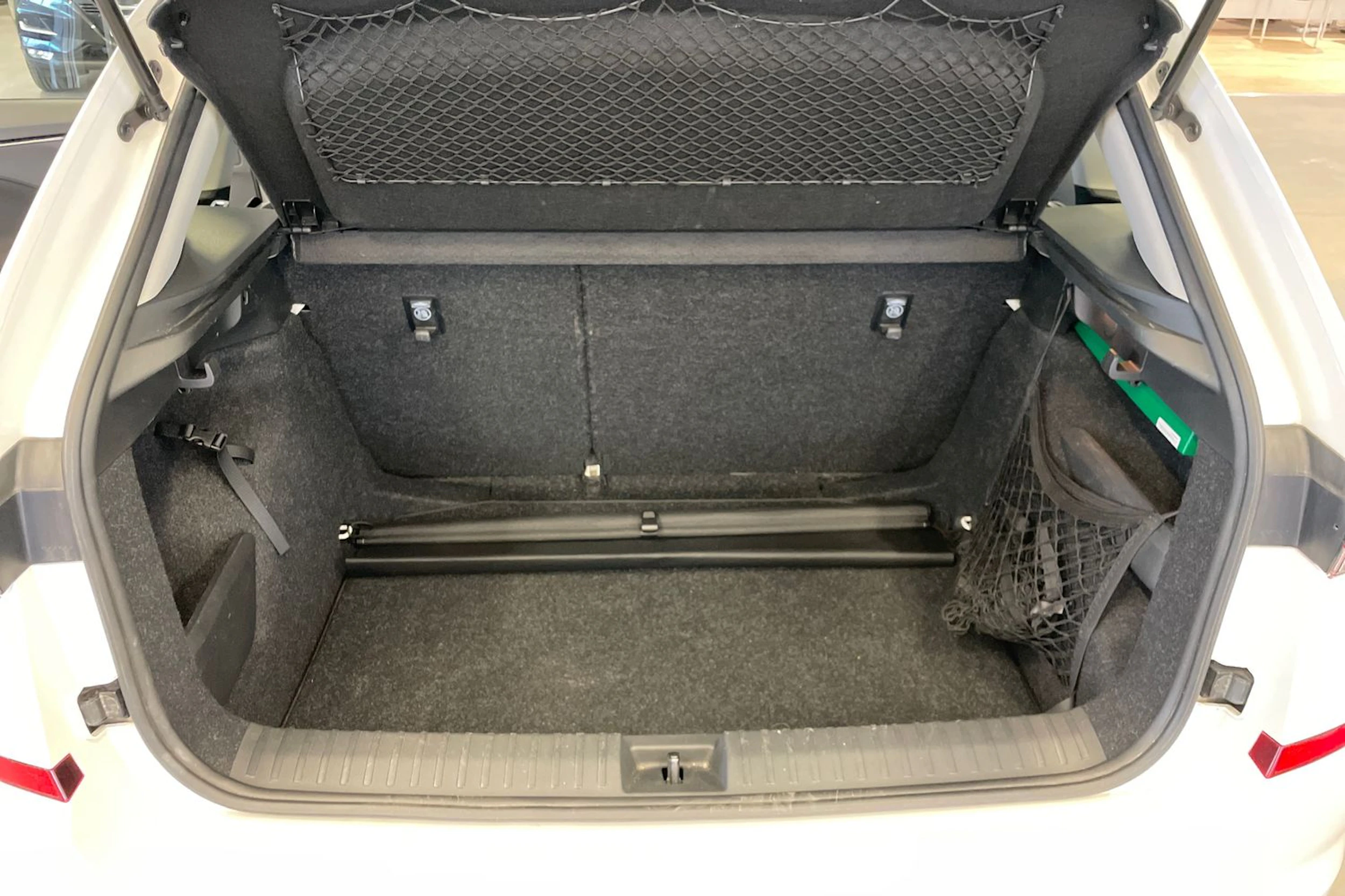 valkoinen Skoda Kamiq 2023 kuva 17.